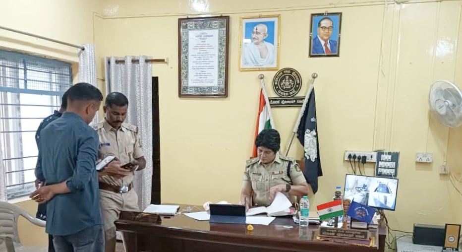 ತೆಕ್ಕಲಕೋಟೆ ಸಮೀಪದ ಮೋಕಾ ಪೊಲೀಸ್ ಠಾಣಾ ವ್ಯಾಪ್ತಿಯ ಬಾಣಾಪುರ ಶಾಖೆ ಕರ್ನಾಟಕ ಗ್ರಾಮೀಣ ಬ್ಯಾಂಕ್ ಗೆ ದರೋಡೆಗೆ ಯತ್ನಿಸಿದ ಘಟನೆಗೆ ಸಂಬಂಧಿಸಿದಂತೆ ಬಳ್ಳಾರಿ ಜಿಲ್ಲಾ ಎಸ್ ಪಿ ಶೋಭಾರಾಣಿ ವಿ.ಜೆ ಭೇಟಿ ನೀಡಿ ಪರಿಶೀಲಿಸಿದರು