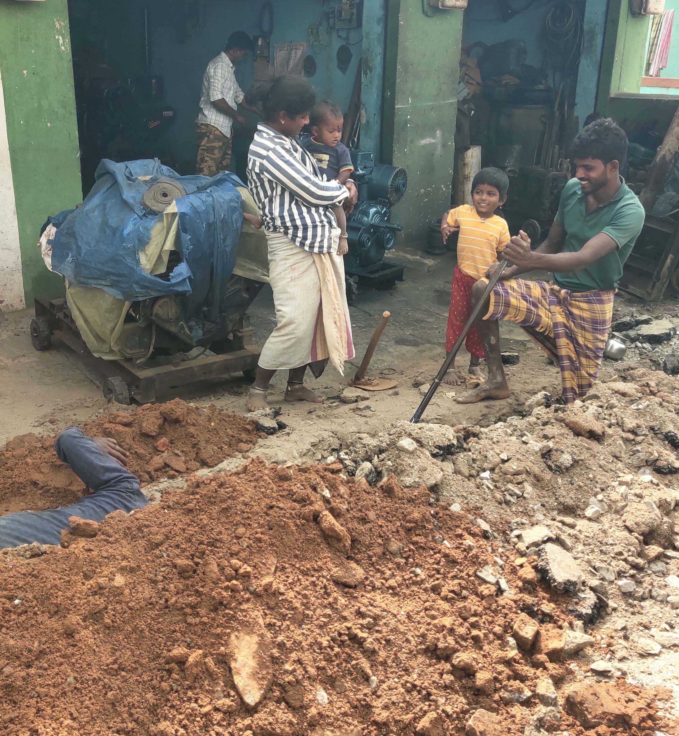 ಬಾಗೇಪಲ್ಲಿ ಪಟ್ಟಣದ ರಾಘವೇಂದ್ರ ಚಲನಚಿತ್ರ ಮಂದಿರದ ಮುಂದೆ ಆಂಧ್ರಪ್ರದೇಶದ ವಲಸೆ ಕಾರ್ಮಿಕರು ಕೆಲಸದ ನಡುವೆಯು ತಮ್ಮ ಪುಟ್ಟಮಕ್ಕಳನ್ನು ಆರೈಕೆ ಮಾಡುತ್ತಿರುವುದು.