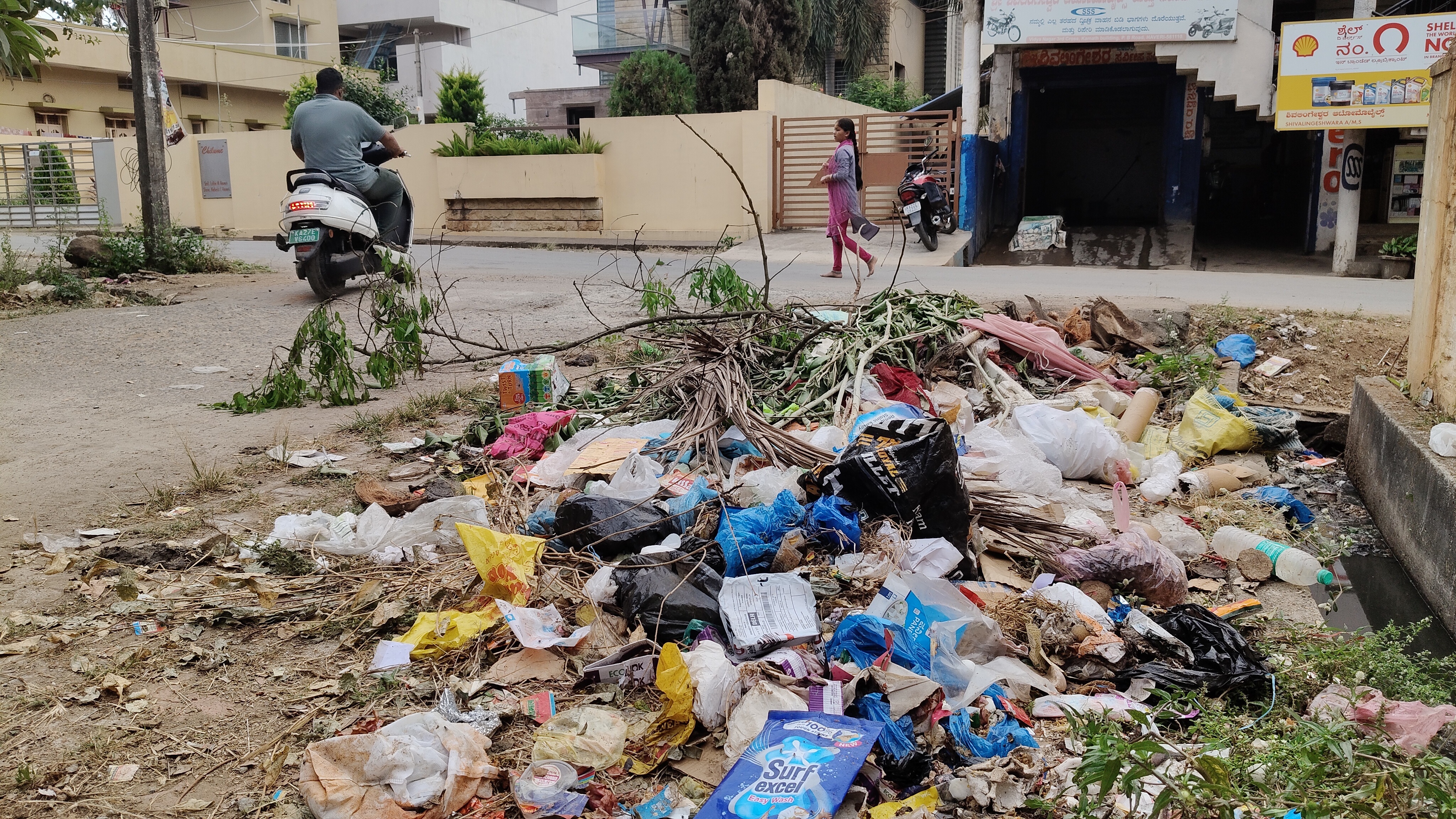ಹಾವೇರಿಯ ವಿದ್ಯಾನಗರದಲ್ಲಿ ಕಂಡುಬಂದ ಕಸದ ರಾಶಿ – ಪ್ರಜಾವಾಣಿ ಚಿತ್ರ/ ಮಾಲತೇಶ ಇಚ್ಚಂಗಿ
