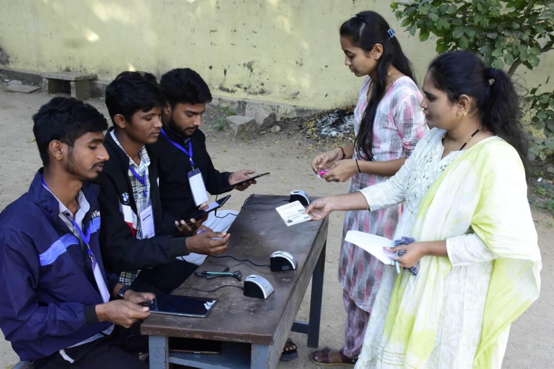 ಯಾದಗಿರಿ ನಗರದಲ್ಲಿ ಭಾನುವಾರ ಟಿಇಟಿ ಪರೀಕ್ಷಾ ಕೇಂದ್ರಕ್ಕೆ ಬಂದ ಅಭ್ಯರ್ಥಿಗಳನ್ನು ಪರಿಶೀಲಿಸಿದ ಸಿಬ್ಬಂದಿ
