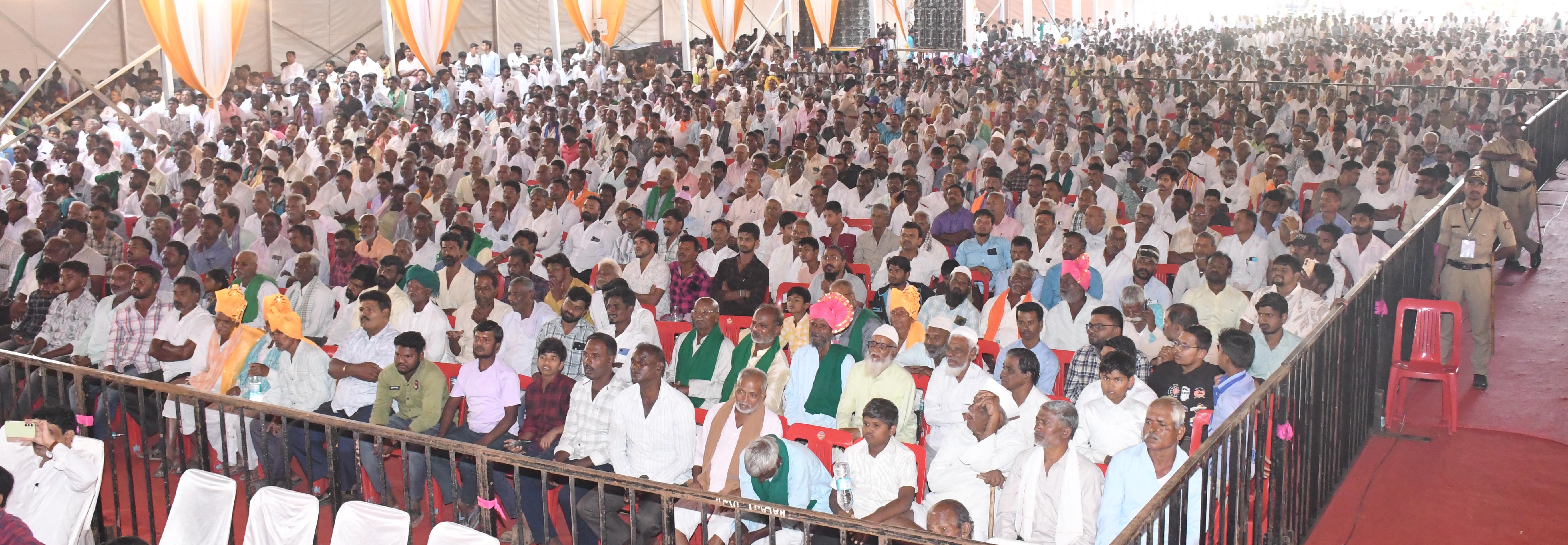 ನವಲಗುಂದಲ್ಲಿ ಭಾನುವಾರ ನಡೆದ ಸಾಮೂಹಿಕ ವಿವಾಹ ಕಾರ್ಯಕ್ರಮದಲ್ಲಿ ಪಾಲ್ಗೊಂಡಿದ್ದ ಜನರು