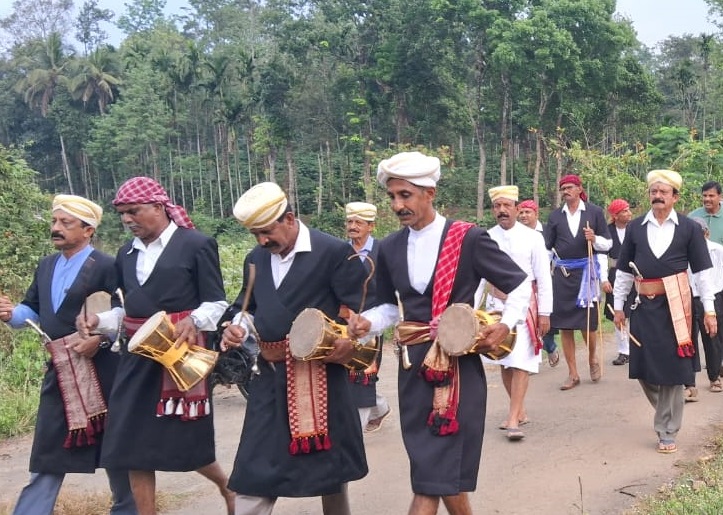 ಕೋಲಾಟದ ಹಿನ್ನೆಲೆಯಲ್ಲಿ ಅರಮೇರಿಯ ಊರು ಮಂದ್ ನಿಂದ ಮಾದಪಟ್ಟ ಕೋಲ್ ಮಂದ್ವರೆಗೆ ಮೆರವಣಿಗೆ ನಡೆಯಿತು.