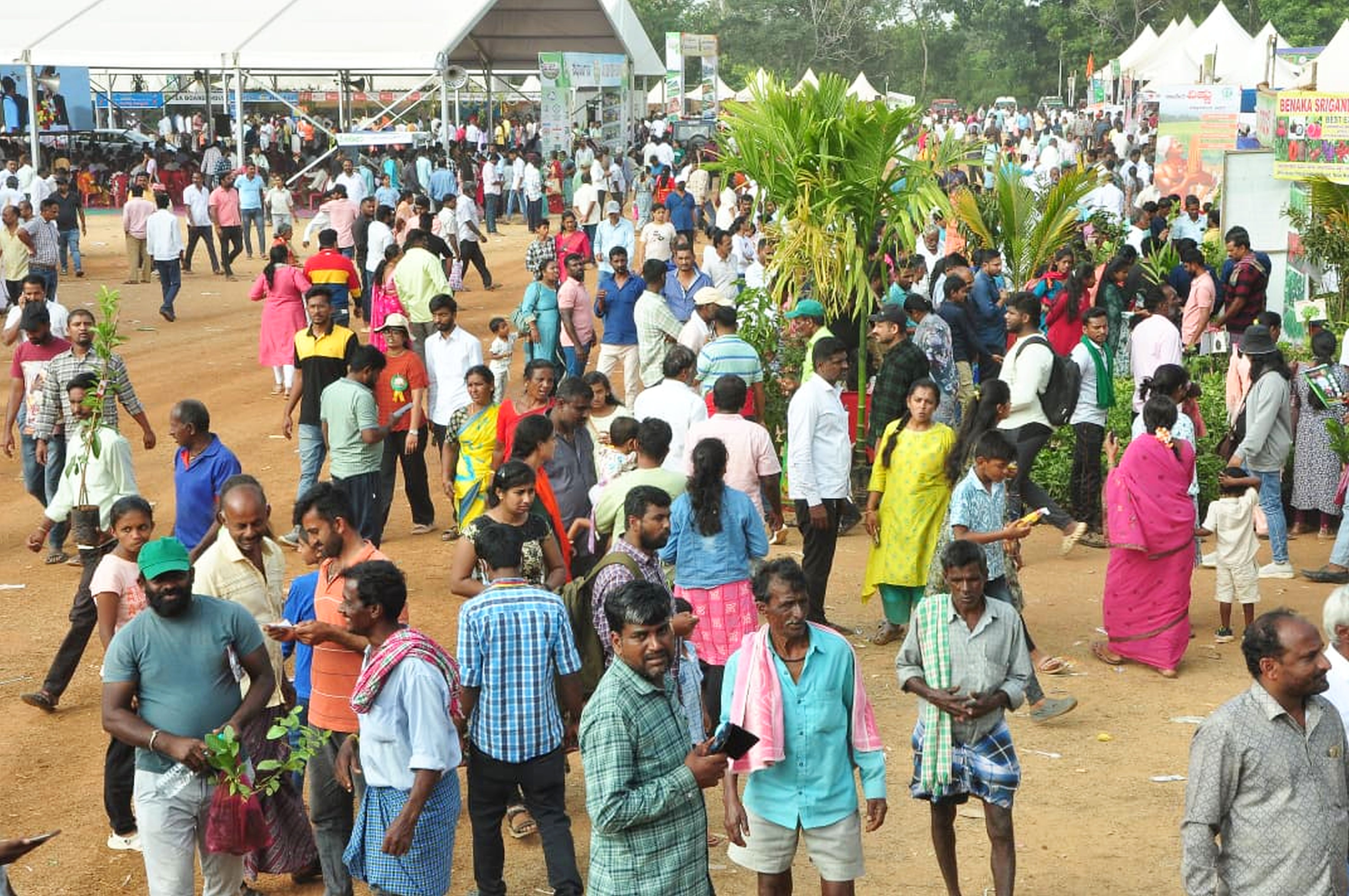 ‘ಕೃಷಿಮೇಳ’ದ ಕೊನೆಯ ದಿನವಾದ ಭಾನುವಾರ ಹೆಚ್ಚಿನ ಸಂಖ್ಯೆಯಲ್ಲಿ ಸೇರಿದ್ದ ಜನರು