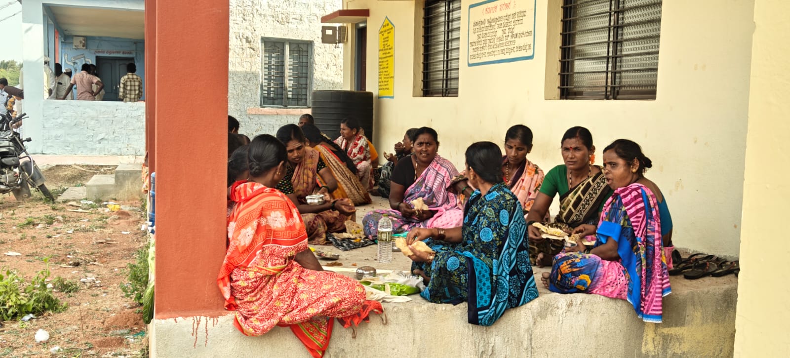 ಹುನಗುಂದ ತಾಲ್ಲೂಕಿನ ಧನ್ನೂರು ಗ್ರಾಮ ಪಂಚಾಯತ್ ಮುಂದೆ ಪ್ರತಿಭಟನೆ ನಡೆಸುತ್ತಿದ್ದ ಕೂಲಿ ಕಾರ್ಮಿಕರರು ಮನೆಯಿಂದ ತಂದಿದ್ದ ಬುತ್ತಿಯನ್ನು ಊಟ ಮಾಡಿದರು