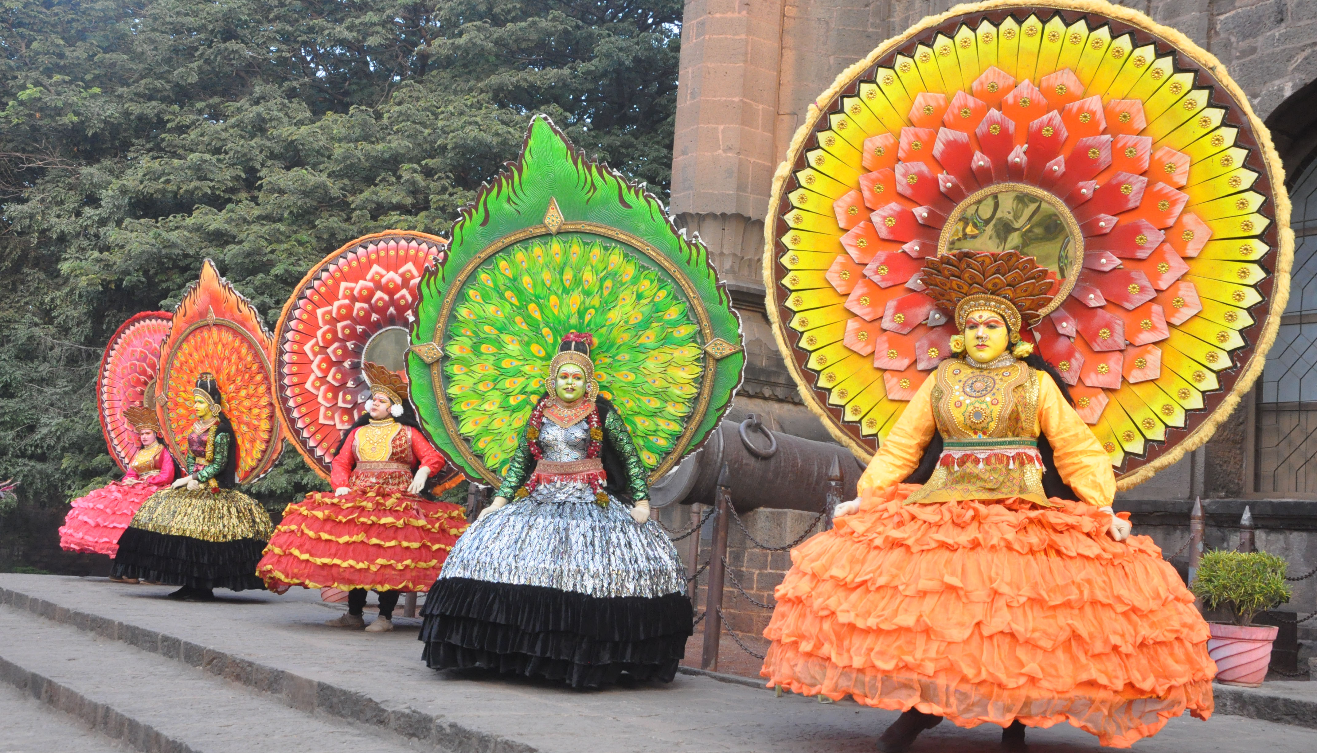 ವಿಜಯಪುರ ನಗರದಲ್ಲಿ ಭಾನುವಾರ ಆಯೋಜಿಸಲಾಗಿದ್ದ ವೃಕ್ಷಥಾನ್ ಪಾರಂಪರಿಕ ಓಟದಲ್ಲಿ ಕೇರಳದ ಕಲಾವಿದರು ಫ್ಲವರ್ ಡ್ಯಾನ್ ಮೂಲಕ ಓಟಗಾರರನ್ನು ಹುರಿದುಂಬಿಸಿದರು