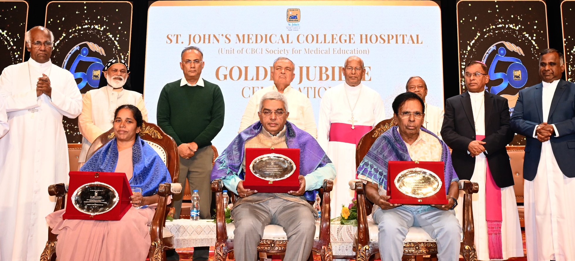 ಆ್ಯಂಡ್ರೋಸ್‌ ಟಿ., ಪೀಟರ್ ಮಚಾಡೊ, ದಿನೇಶ್ ಗುಂಡೂರಾವ್, ರಾಮಲಿಂಗಾರೆಡ್ಡಿ, ವಿಕ್ಟರ್ ಹೆನ್ರಿ ಠಾಕೂರ್, ಜೇಸುದಾಸ್ ರಾಜಮಾಣಿಕಂ ಉಪಸ್ಥಿತರಿದ್ದರು ಸೇಂಟ್‌ ಜಾನ್ಸ್‌ ನ್ಯಾಷನಲ್ ಅಕಾಡೆಮಿ ಆಫ್‌ ಹೆಲ್ತ್‌ ಸೈನ್ಸಸ್‌ ಶುಕ್ರವಾರ ಆಯೋಜಿಸಿದ ಸೇಂಟ್‌ ಜಾನ್ಸ್‌ ಮೆಡಿಕಲ್ ಕಾಲೇಜ್ ಹಾಸ್ಪಿಟಲ್‌ನ ಸುವರ್ಣ ಮಹೋತ್ಸವ ಸಮಾರಂಭದಲ್ಲಿ ಸೇಂಟ್‌ ಜಾನ್ಸ್‌ ಮೆಡಿಕಲ್ ಕಾಲೇಜ್ ಹಾಸ್ಪಿಟಲ್‌ಗೆ ಶ್ರಮಿಸಿದ ಸೇಂಟ್‌ ಮಾರ್ತಾ ಆಸ್ಪತ್ರೆಯ ಅಧ್ಯಕ್ಷೆ ಸಿಸ್ಟೆರ್ ಲಿಸ್ಸಿ ಚಾಕೋ, ಬ್ರಿಗೇಡ್ ಗ್ರೂಪ್‌ ಕಾರ್ಯನಿರ್ವಾಹಕ ಅಧ್ಯಕ್ಷ ಎಂ.ಆರ್.ಜೈಶಂಕರ್ ಹಾಗೂ ಸಾಮಾಜಿಕ ಕಾರ್ಯಕರ್ತ ಕುಲಂಡೈ ಫ್ರಾನ್ಸಿಸ್ ಅವರನ್ನು ಗೌರವಿಸಲಾಯಿತು . ಅರೋಗ್ಯ ಸಚಿವ ದಿನೇಶ್ ಗುಂಡೂರಾವ್, ಸಾರಿಗೆ ಸಂಚಾರ ಸಚಿವ ರಾಮಲಿಂಗಾರೆಡ್ಡಿ, ಆರ್ಚ್ ಬಿಷಪ್ ತ್ರಿಶೂರ್ ಆ್ಯಂಡ್ರೋಸ್‌ ಟಿ. ಆರ್ಚ್ ಬಿಷಪ್ ಬೆಂಗಳೂರು ಪೀಟರ್ ಮಚಾಡೊ,ಸಿಬಿಸಿಐ ಸೊಸೈಟಿ ಫಾರ್ ಮೆಡಿಕಲ್ ಎಜುಕೇಶನ್ ಅಧ್ಯಕ್ಷ ರಾಯಪುರ್ ಆರ್ಚ್ ಬಿಷಪ್ ವಿಕ್ಟರ್ ಹೆನ್ರಿ ಠಾಕೂರ್, ಸೇಂಟ್‌ಜಾನ್ಸ್ ನ್ಯಾಶನಲ್ ಅಕಾಡೆಮಿ ಆಫ್ ಹೆಲ್ತ್ ಸೈನ್ಸ್ ನಿರ್ದೇಶಕ ಜೆಸುದಾಸ್ ರಾಜಮಾಣಿಕಂ ಹಾಗೂ ಇತರರು ಉಪಸ್ಥಿತರಿದ್ದರು . 