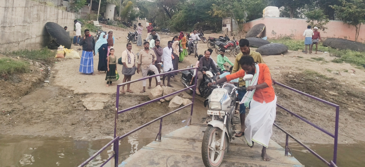 ತೆಕ್ಕಲಕೋಟೆ ಸಮೀಪದ ತುಂಗಭದ್ರಾ ನದಿ ತಟದ ನಿಟ್ಟೂರು- ಸಿಂಗಾಪುರ ಗ್ರಾಮಗಳ ಜನ ಬೈಕ್ ಗಳೊಂದಿಗೆ ದೋಣಿ ಏರುತ್ತಿರುವುದು