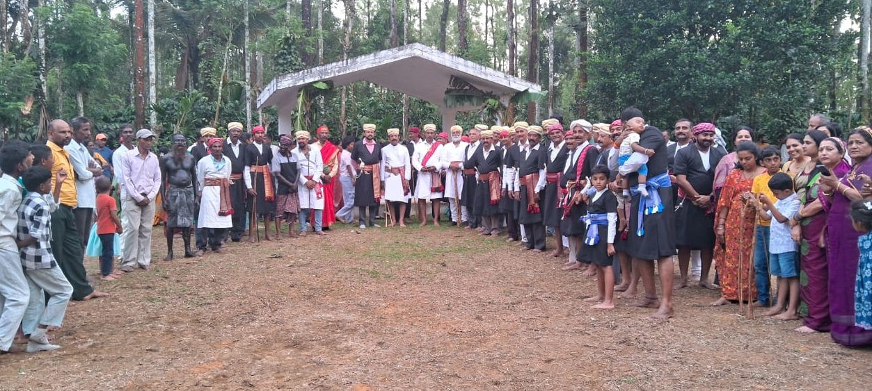 ವಿರಾಜಪೇಟೆ ಸಮೀಪದ ಅರಮೇರಿಯಲ್ಲಿ ಶನಿವಾರ ನಡೆದ ಹುತ್ತರಿ ಕೋಲಾಟದಲ್ಲಿ ಬೆಪ್ಪುನಾಡ್ನ 11 ಊರುಗಳ ಗ್ರಾಮಸ್ಥರು ಭಾಗವಹಿಸಿದ್ದರು