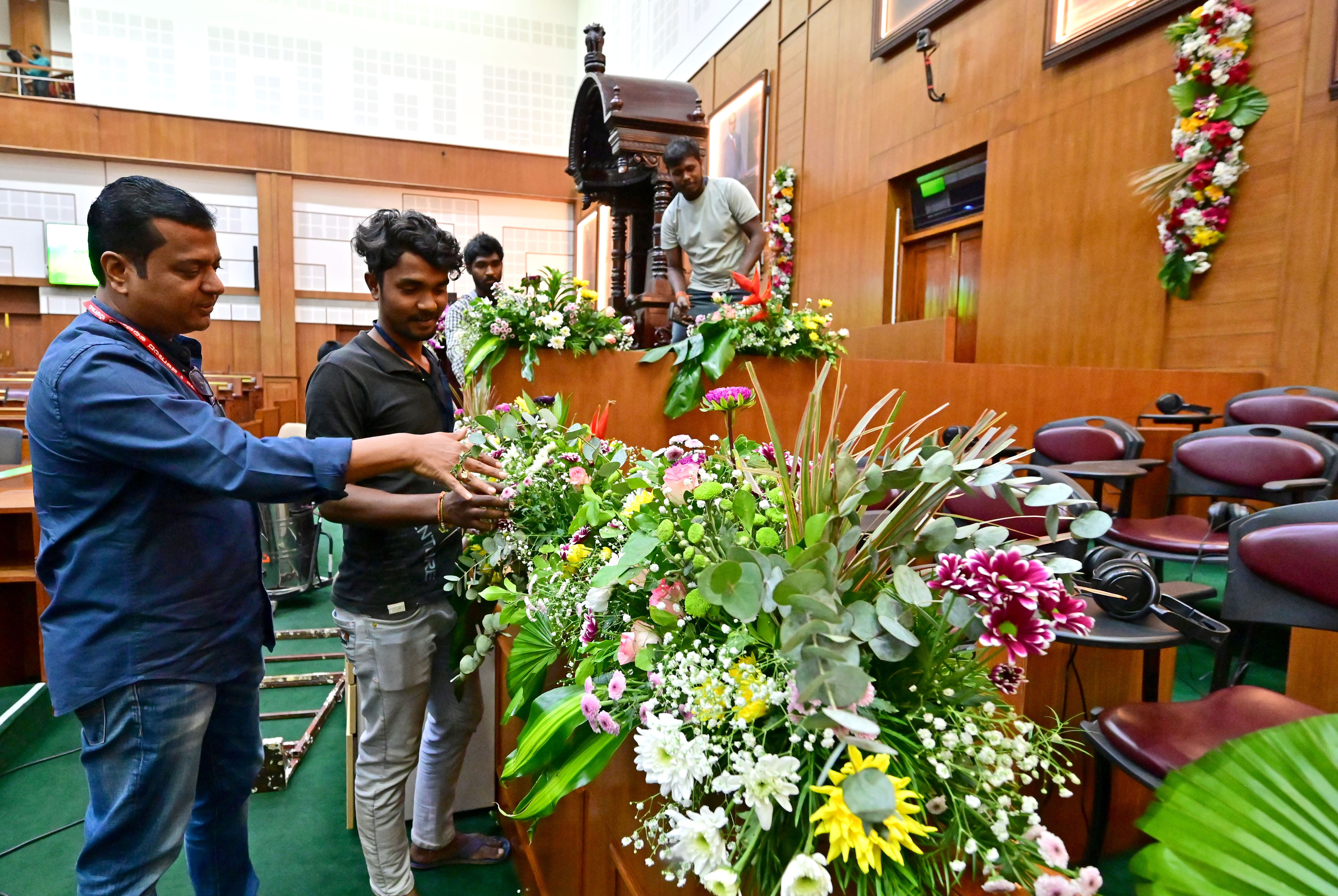 ಬೆಳಗಾವಿಯ ಸುವರ್ಣ ವಿಧಾನಸೌಧದ ವಿಧಾನಸಭೆ ಸಭಾಂಗಣದಲ್ಲಿ ಕಾರ್ಮಿಕರು ಅಂತಿಮ ಹಂತದ ಸಿದ್ಧತೆಯಲ್ಲಿ ತೊಡಗಿರುವುದು  ಪ್ರಜಾವಾಣಿ ಚಿತ್ರ: ರಂಜು ಪಿ.