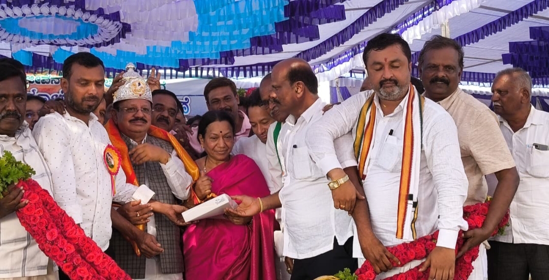 ಶಾಸಕ‌ ಟಿ.ಬಿ.ಜಯಚಂದ್ರ ಅವರಿಗೆ ಮದಲೂರು ಕೆರೆ ಅಚ್ಚುಕಟ್ಟು ಪ್ರದೇಶದ ರೈತರು ಹಾಗೂ ಅಭಿಮಾನಿಗಳು ಬೆಳ್ಳಿ ಕಿರೀಟ ತೊಡಿಸಿ ಸನ್ಮಾನಿಸಿದರು