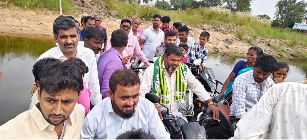 ತೆಕ್ಕಲಕೋಟೆ ಸಮೀಪದ ತುಂಗಭದ್ರಾ ನದಿ ತಟದ ನಿಟ್ಟೂರು- ಸಿಂಗಾಪುರ ಗ್ರಾಮಗಳ ಗ್ರಾಮಸ್ಥರ ದೋಣಿ ಸಂಚಾರ