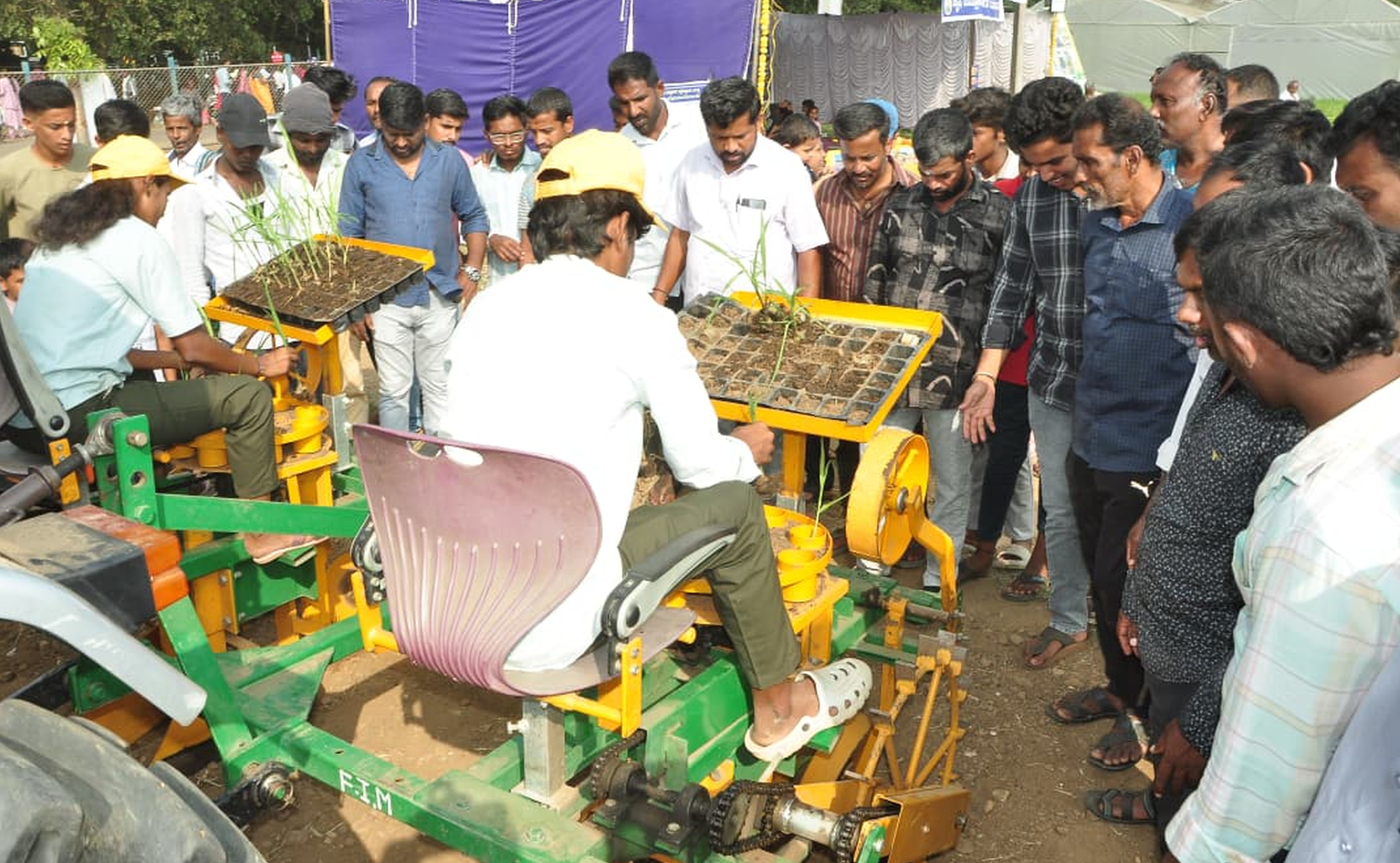 ಕೃಷಿಮೇಳದಲ್ಲಿ ಕೃಷಿ ಯಂತ್ರೋಪಕರಣಗಳ ಪ್ರಾತ್ಯಕ್ಷಿಕೆಯನ್ನು ರೈತರು ವೀಕ್ಷಿಸಿದರು 