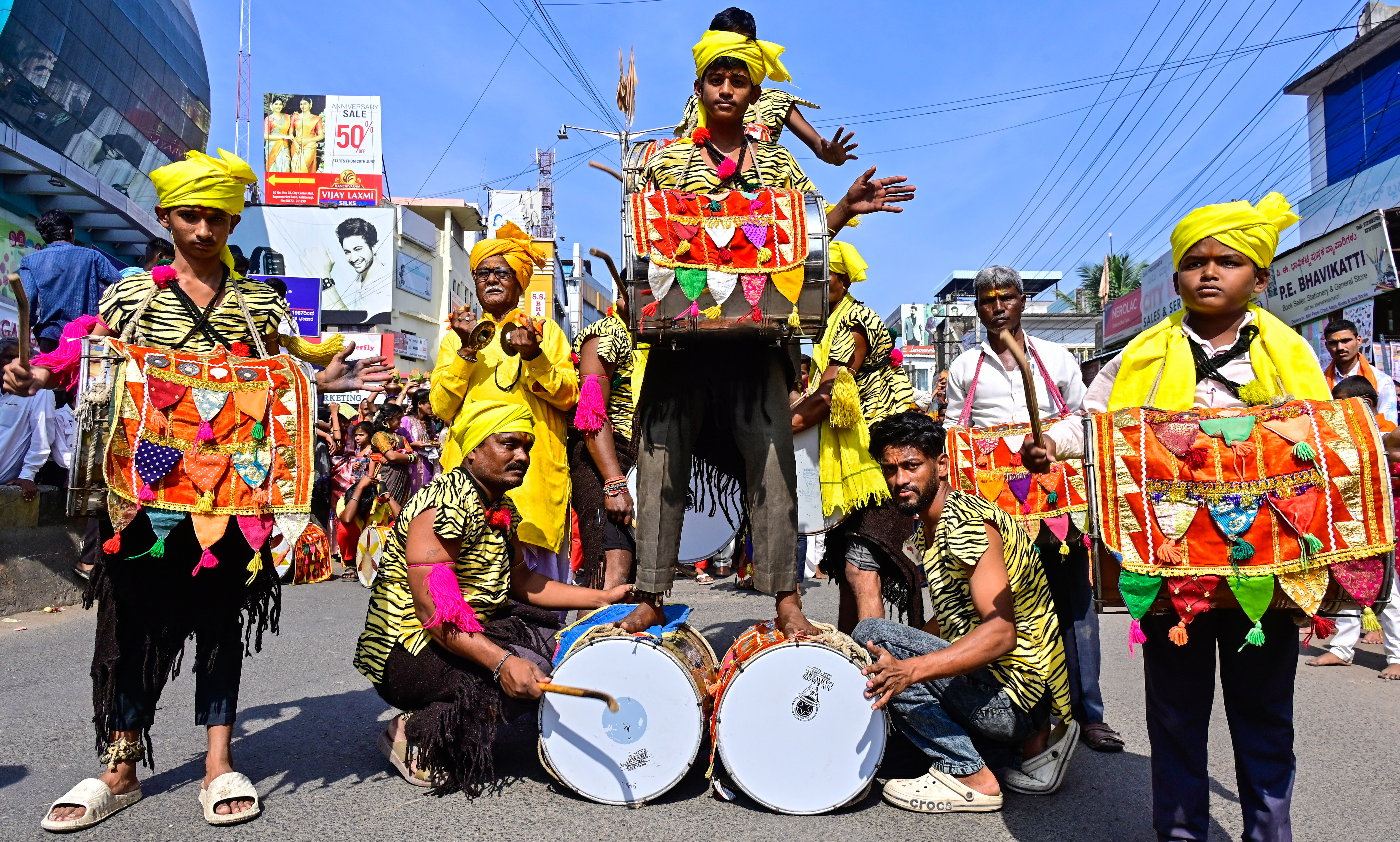 ಜಗತ್‌ ಮೇಲಿನಕೇರಿಯಿಂದ ಗಾಜಿಪುರ ದಾಸೋಹ ಮಠದವರೆಗೆ ನಡೆದ ಮೆರವಣಿಗೆಯಲ್ಲಿ ಡೊಳ್ಳಿನ ಮೇಳದವರು ಕಲೆ ಪ್ರದರ್ಶಿಸಿದರು