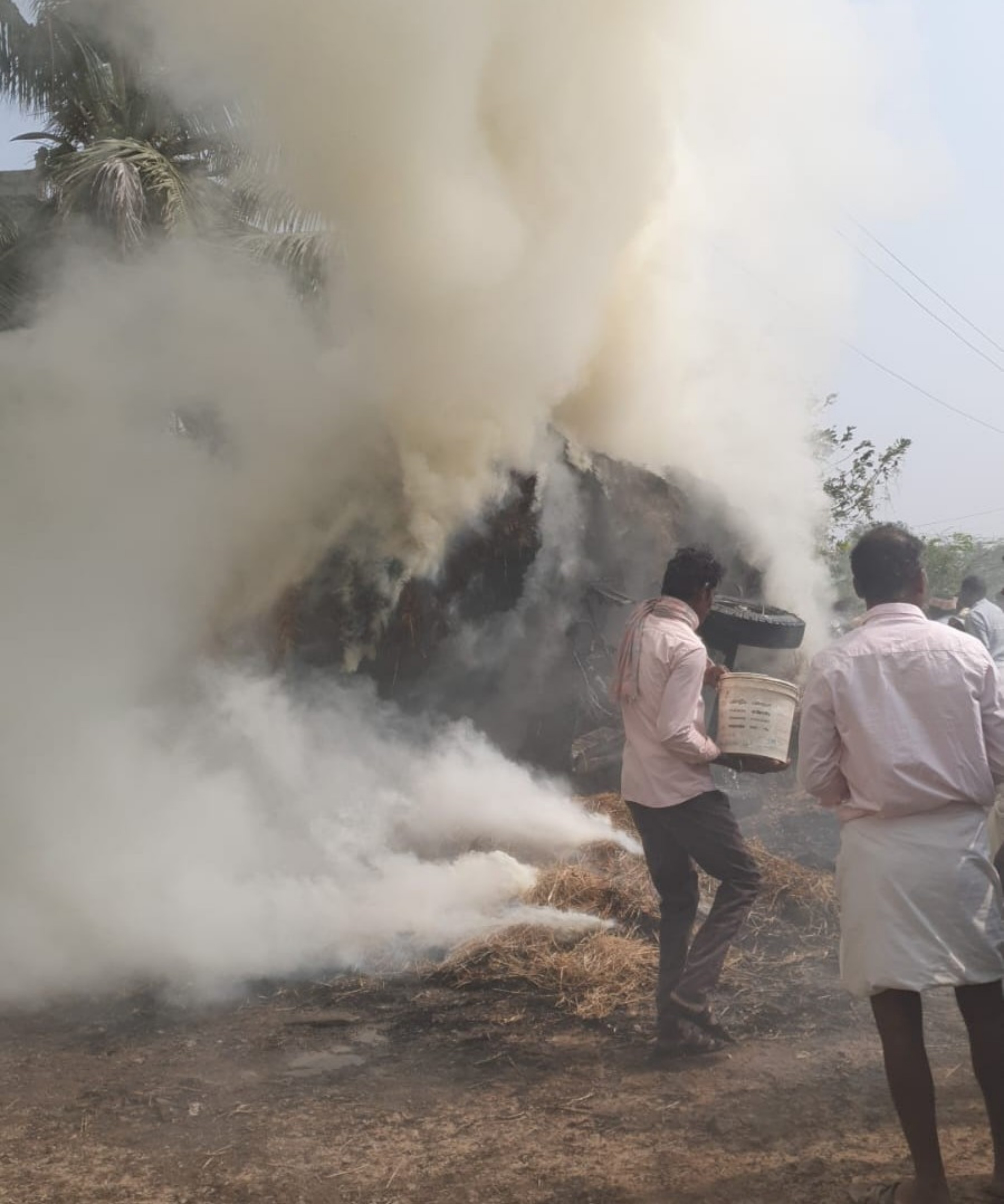 ಸಿರವಾರ ಸಮೀಪದಲ್ಲಿ ಹೊರವಯಲದಲ್ಲಿ ಭತ್ತದ ಮೇವು ತುಂಬಿಕೊಂಡು ಹೋಗುತ್ತಿದ್ದ ಟ್ರ್ಯಾಕ್ಟರ್ ಟ್ರ್ಯಾಲಿಗೆ ವಿದ್ಯುತ್ ತಂತಿ ತಗುಲಿ ಮೇವು ಸಂಪೂರ್ಣ ಭಸ್ಮವಾದ ಘಟನೆ ಭಾನುವಾರ ನಡೆದಿದೆ.