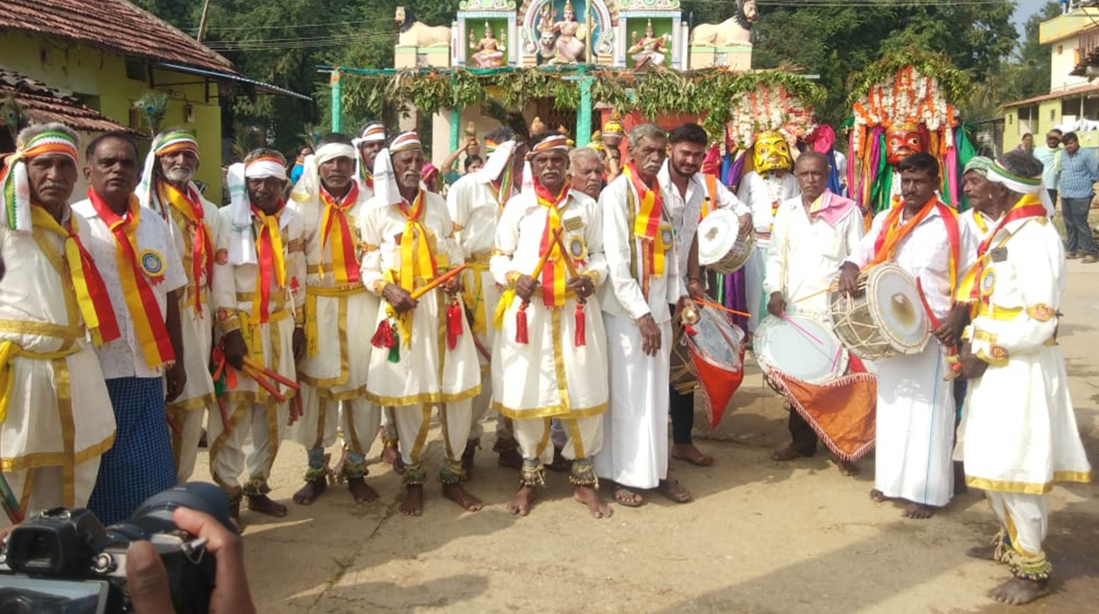 ಕಡೂರು ತಾಲ್ಲೂಕು ಗರ್ಜೆ ಗ್ರಾಮದಲ್ಲಿ ಭಾನುವಾರ ನಡೆದ ತಾಲ್ಲೂಕು ಮಟ್ಟದ 5ನೇ ಜನಪದ ಸಮ್ಮೇಳನದಲ್ಲಿ ಕೋಲಾಟ ಸೋಮನ ಕುಣಿತ ವೀರಗಾಸೆ ತಂಡಗಳು ಮೆರವಣಿಗೆಯಲ್ಲಿ ಪ್ರದರ್ಶನ ನೀಡಿದವು