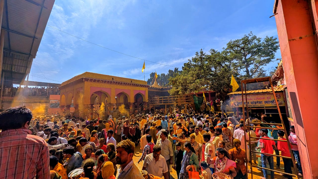 ಭಾಲ್ಕಿ ತಾಲ್ಲೂಕಿನ ಖಾನಾಪುರದ ಐತಿಹಾಸಿಕ ಮಲ್ಲಣ್ಣ ದೇವಸ್ಥಾನದಲ್ಲಿ ಭಾನುವಾರ ಮಲ್ಲಣ್ಣ ದೇವರ ಜಾತ್ರೆ ನಿಮಿತ್ತ ಮಲ್ಲಣ್ಣ ದೇವರ ದರುಶನ ಪಡೆದ ಅಸಂಖ್ಯ ಭಕ್ತರು