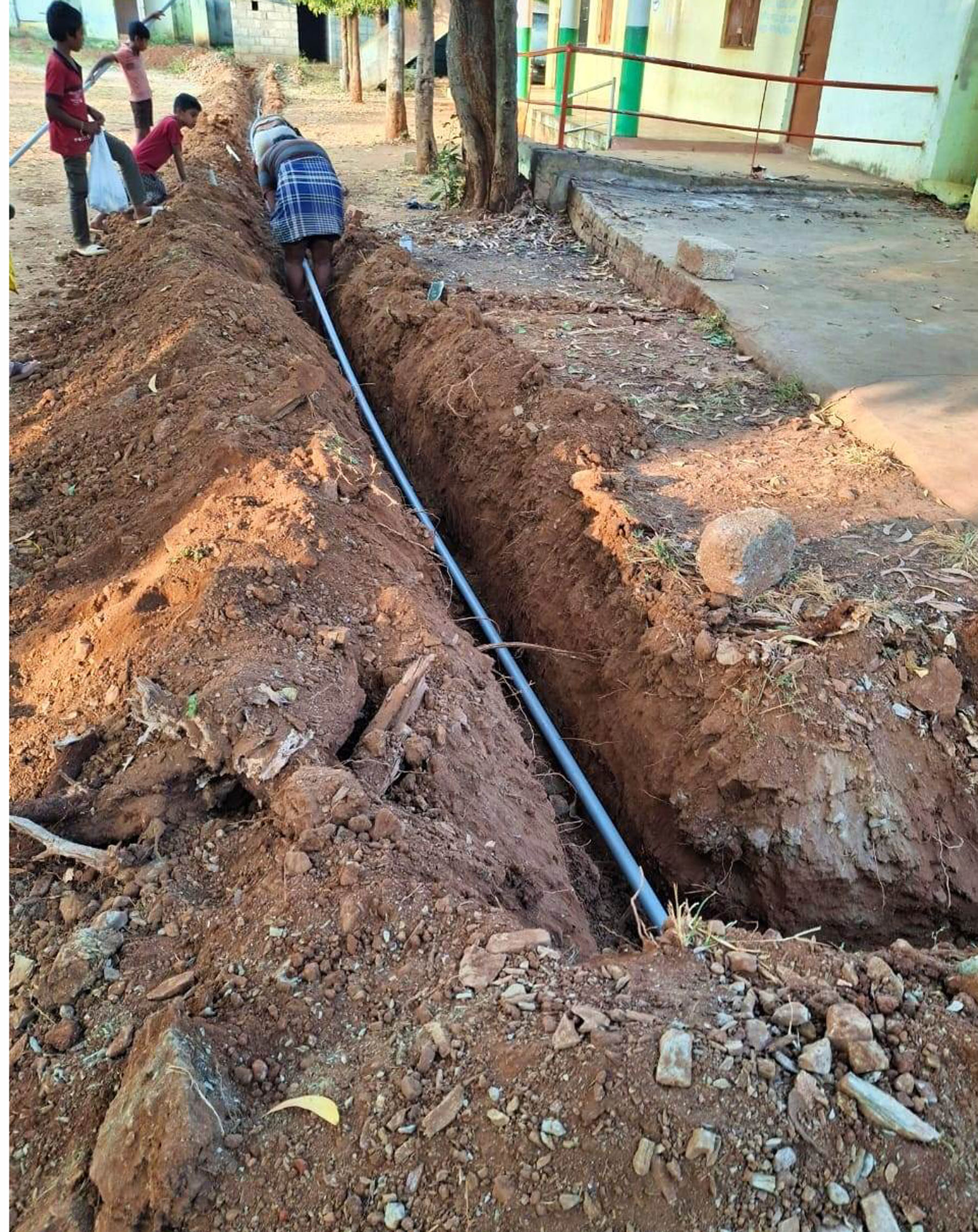ಹೊಳಲ್ಕೆರೆ ತಾಲ್ಲೂಕಿನ ನಂದನ ಹೊಸೂರು ಸರ್ಕಾರಿ ಶಾಲೆಗೆ ಕುಡಿಯುವ ನೀರು ಒದಗಿಸಲು ಪೈಪ್ ಲೈನ್ ಕಾಮಗಾರಿ ನಡೆಸುತ್ತಿರುವ ದೃಶ್ಯ.