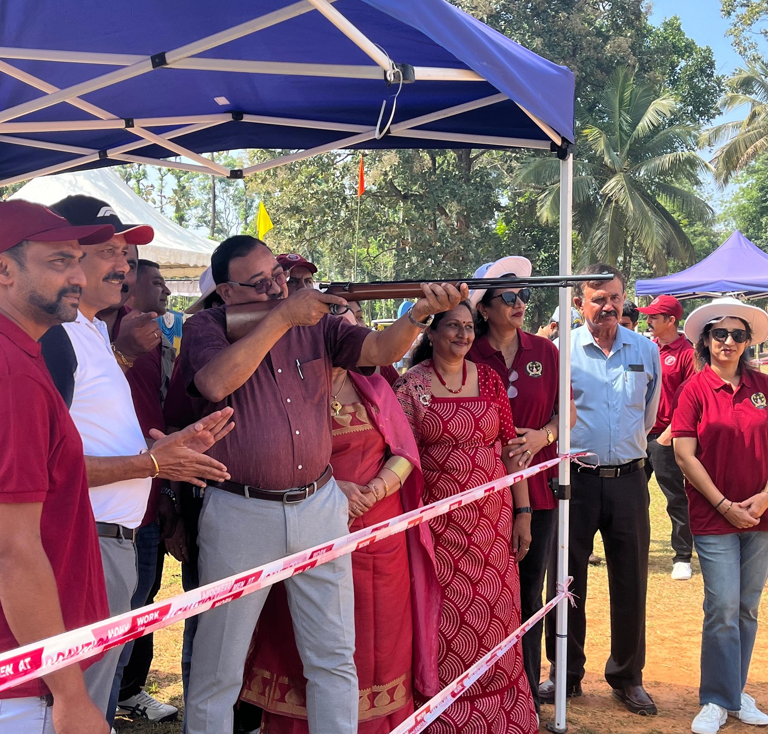 ದಕ್ಷಿಣ ಕೊಡಗಿನ ಮಾಯಮುಡಿಯ ಸರ್ಕಾರಿ ಪ್ರಾಥಮಿಕ ಶಾಲಾ ಮೈದಾನದಲ್ಲಿ ತೋಕ್ ನಮ್ಮೆ 2025ಯ ಅಂಗವಾಗಿ ಭಾನುವಾರ ನಡೆದ ತೆಂಗಿನಕಾಯಿಗೆ ಗುಂಡು ಹೊಡೆಯುವ ಮುಕ್ತ ಸ್ಪರ್ಧೆಗೆ ರಾಜ್ಯ ಕ್ರೀಡಾ ಪ್ರಾಧಿಕಾರದ ಉಪಾಧ್ಯಕ್ಷ ಸಿ.ಎಸ್. ಅರುಣ್ ಮಾಚಯ್ಯ ಚಾಲನೆ ನೀಡಿದರು.