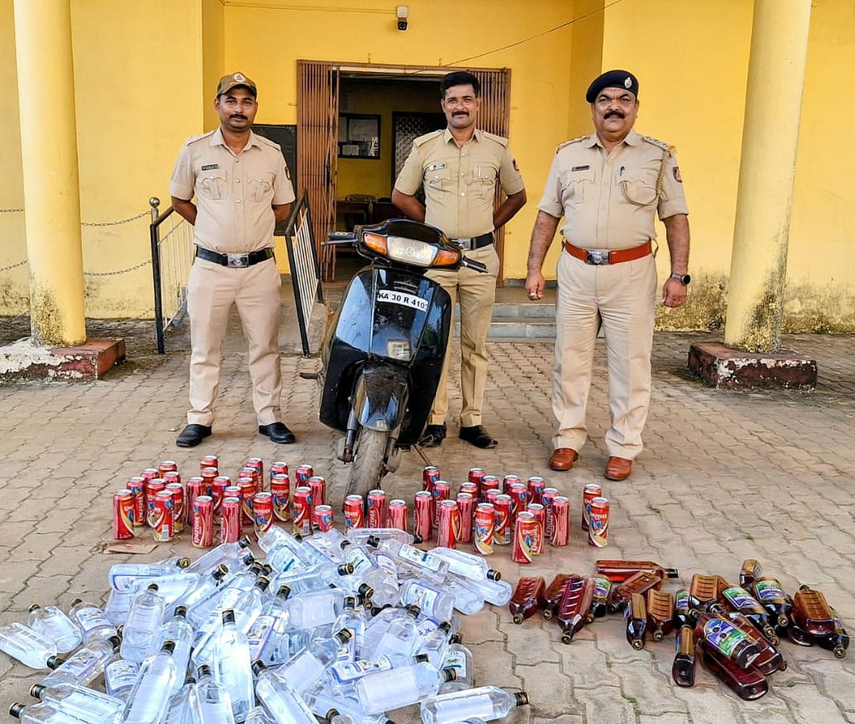 ಕಾರವಾರ: ಅರಣ್ಯ ಮಾರ್ಗದಲ್ಲಿ ಸಾಗಿಸುತ್ತಿದ್ದ ಗೋವಾ ಮದ್ಯ ವಶ