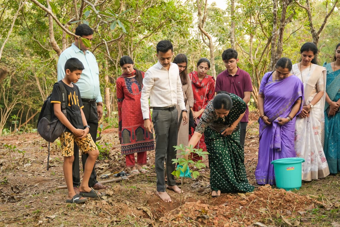 ಯಶೋವನದಲ್ಲಿ ಸೋನಿಯಾಯಶೋವರ್ಮ ಸಸಿಗಳನ್ನು ನೆಟ್ಟರು
