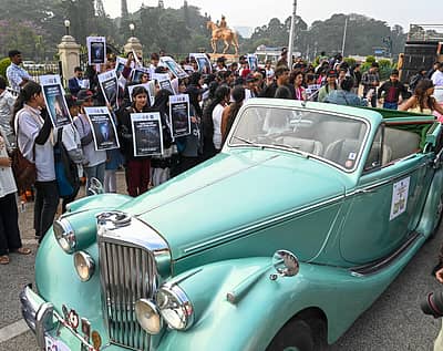 ಬೆಂಗಳೂರಿನ ವಿಧಾನಸೌಧ ಆವರಣದಲ್ಲಿ ನಗರದ ಸಿಟಿ ಪೊಲೀಸ್‌ ಹಾಗೂ ಫೆಡರೇಷನ್‌ ಆಫ್‌ ಹಿಸ್ಟೋರಿಕ್‌ ವೆಹಿಕಲ್ಸ್‌ ಆಫ್‌ ಇಂಡಿಯಾ ಸಹಯೋಗದಲ್ಲಿ ನಡೆದ ಡ್ರಗ್ಸ್‌ ಮುಕ್ತ ಕರ್ನಾಟಕ್ಕಾಗಿ ವಿಂಟೇಜ್‌ ಕಾರು ರ್‍ಯಾಲಿ