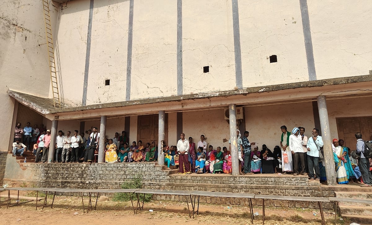 ಉತ್ತರ ಕನ್ನಡ: ಮೈದಾನದಲ್ಲಿ ಅಪಾಯಕಾರಿ ‘ರಂಗಮಂದಿರ’