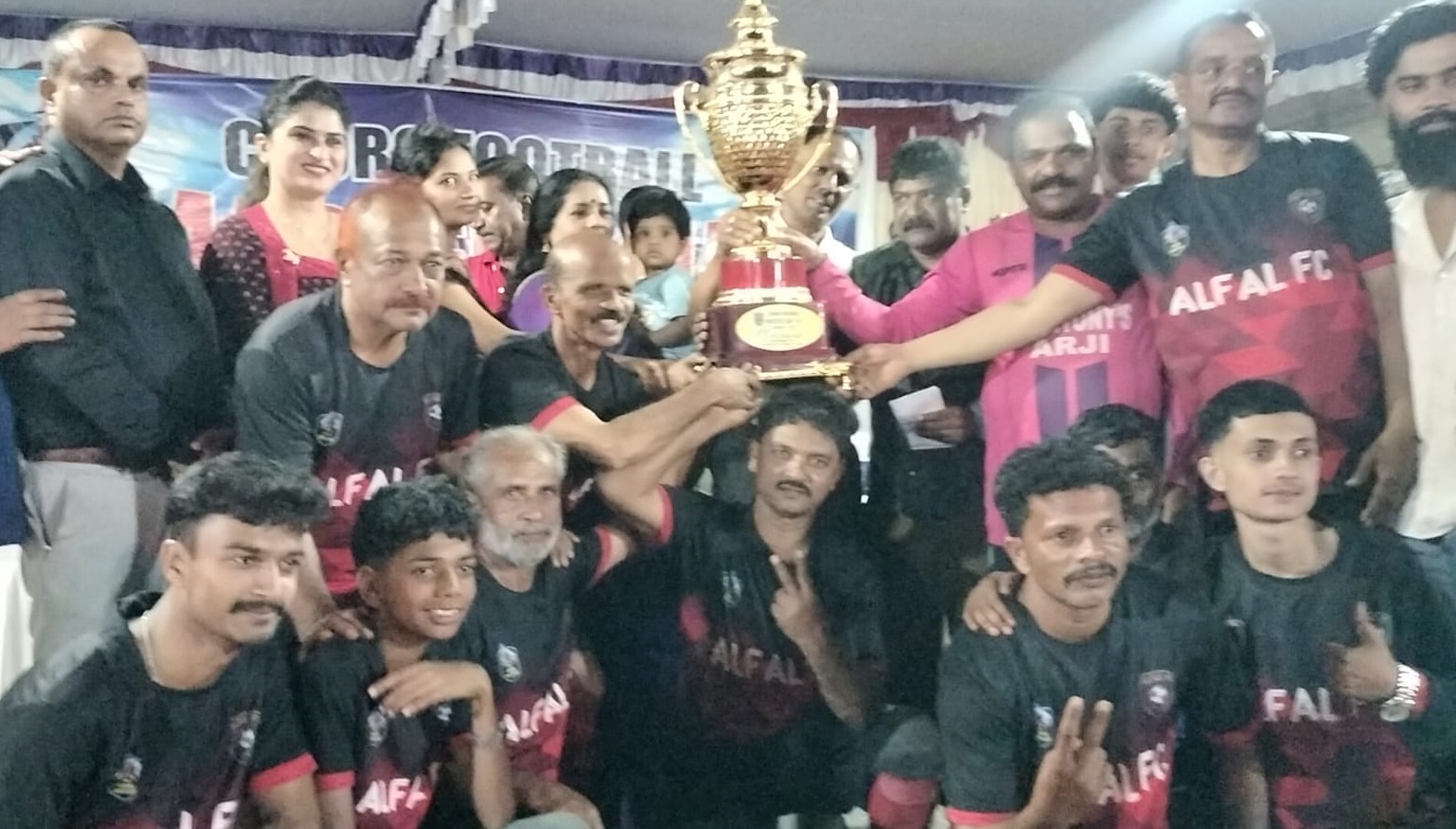 ವಿರಾಜಪೇಟೆಯಲ್ಲಿ ಈಚೆಗೆ ನಡೆದ 50 ವರ್ಷ ಮೇಲ್ಪಟ್ಟ ಫುಟ್ಬಾಲ್ ಟೂರ್ನಿಯಲ್ಲಿ ಅಲ್ಪಾಲ್ ಎಫ್.ಸಿ ತಂಡ ಪ್ರಶಸ್ತಿ ಪಡೆದುಕೊಂಡಿತು