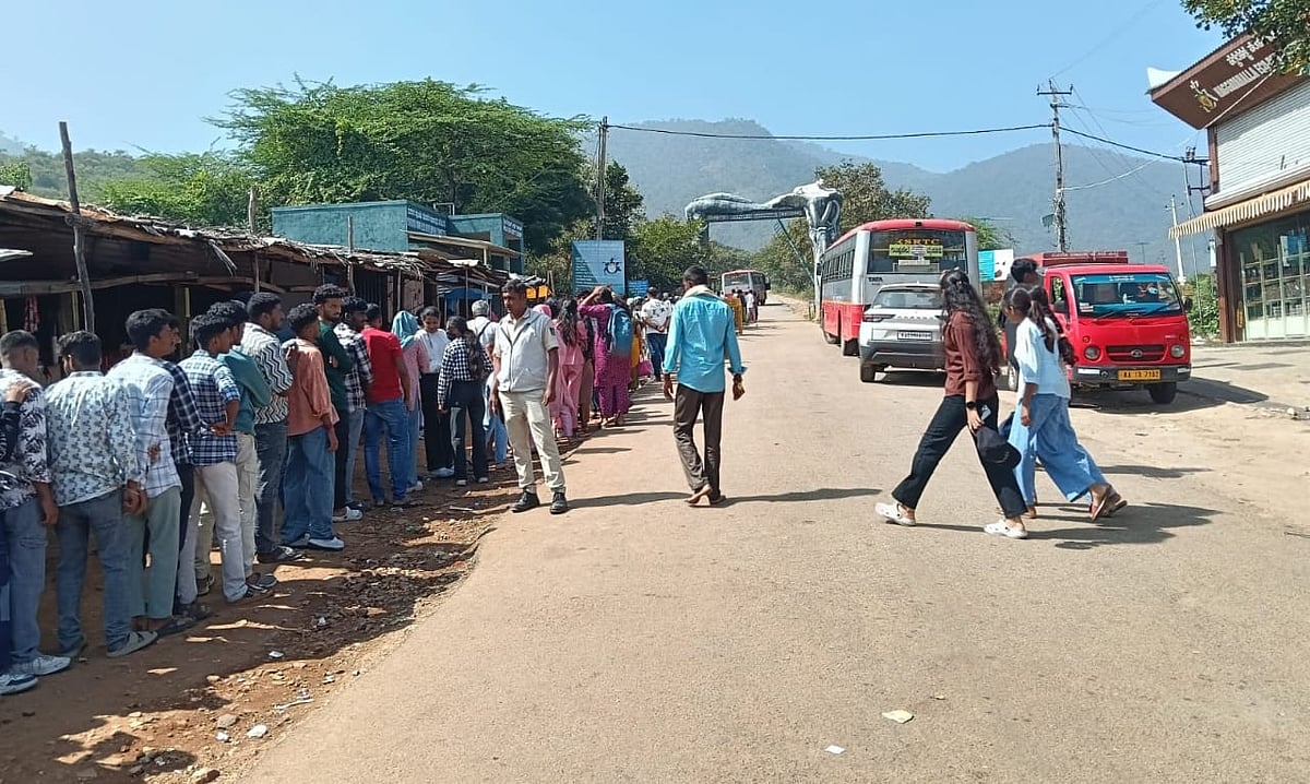 ಗೋಪಾಲಸ್ವಾಮಿ ಬೆಟ್ಟಕ್ಕೆ ಜನ ಸಾಗರ; ಸರತಿ ಸಾಲಿನಲ್ಲಿ ನಿಂತು ದರ್ಶನ ಪಡೆದ ಭಕ್ತರು