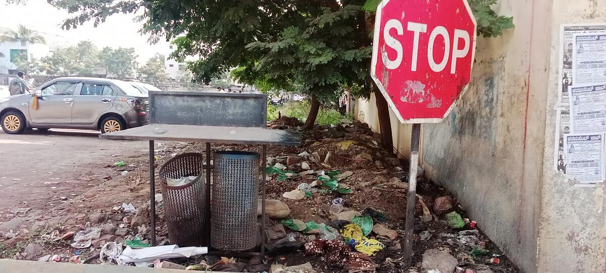 ಅಮೀನಗಡ: ಬಸ್ ನಿಲ್ದಾಣ; ನಿರ್ವಹಣೆ ಕೊರತೆ