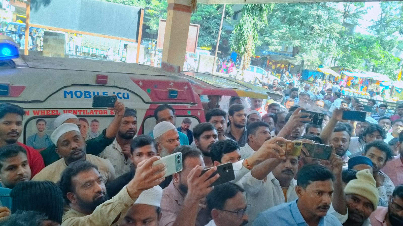 ಗೌರಿಬಿದನೂರು ನಗರಸಭೆ ಅಳವಡಿಸಿದ್ದ ಬೀದಿದೀಪ ತಲೆ ಮೇಲೆ ಬಿದ್ದು ವ್ಯಕ್ತಿ ಸಾವನ್ನಪ್ಪಿದ್ದನ್ನು ಖಂಡಿಸಿ ಮೃತನ ಕುಟುಂಬಸ್ಥರು ನಗರಸಭೆ ಮುಂದೆ ಶವ ಇಟ್ಟು ಪ್ರತಿಭಟನೆ ನಡೆಸಿದರು.