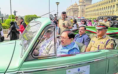 ವಿಂಟೇಜ್‌ ಕಾರು ರ್‍ಯಾಲಿಯಲ್ಲಿ ಭಾಗಹವಹಿಸಿದ ಗೃಹ ಸಚಿವ ಜಿ.ಪರಮೇಶ್ವರ 