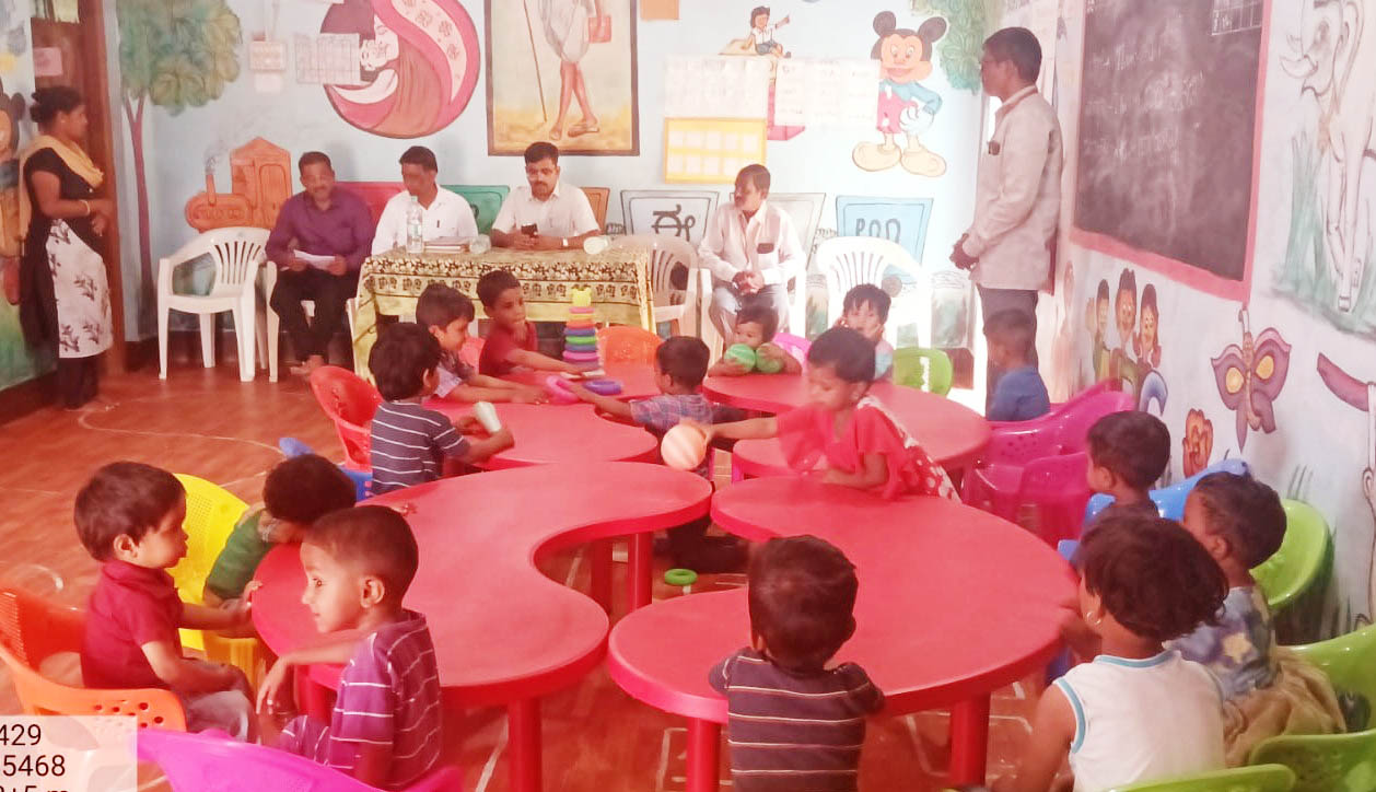 ಮಾದನಬಾವಿ ಗ್ರಾಮ ಪಂಚಾಯಿತಿ ವ್ಯಾಪ್ತಿಯಲ್ಲಿನ ಕೂಸಿನ ಮನೆಯಲ್ಲಿ ಮಕ್ಕಳು ಆಟವಾಡುತ್ತಿರುವುದು