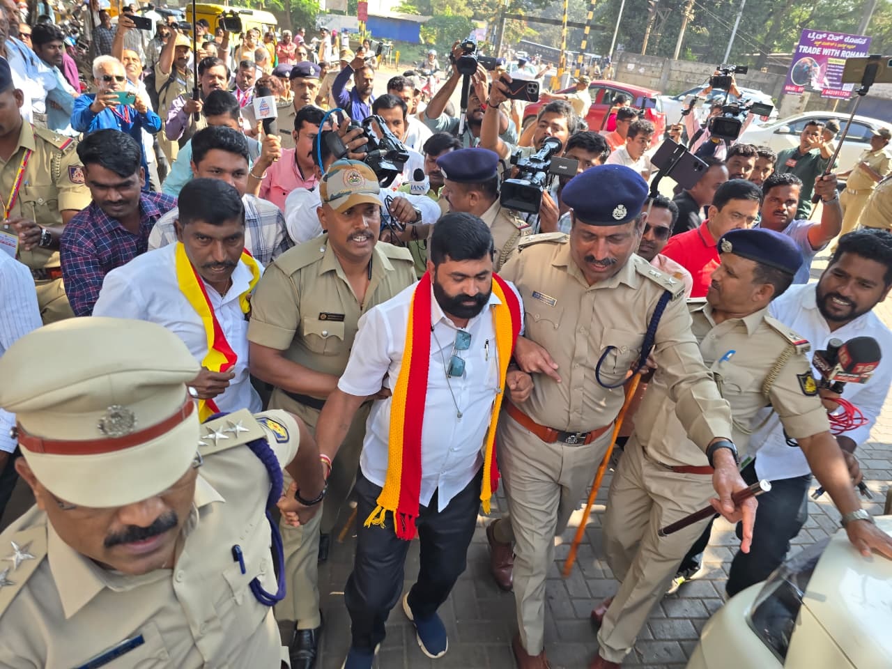 ಎಂಇಎಸ್‌ ನಡೆ ವಿರೋಧಿಸಿ ಬೆಳಗಾವಿಯಲ್ಲಿ ಪ್ರತಿಭಟನೆಗೆ ಯತ್ನಿಸಿದ ಕರ್ನಾಟಕ ರಕ್ಷಣಾ ವೇದಿಕೆ(ಶಿವರಾಮೇಗೌಡ ಬಣ) ಕಾರ್ಯಕರ್ತರನ್ನು ಪೊಲೀಸರು ವಶಕ್ಕೆ ಪಡೆದರು
  ಪ್ರಜಾವಾಣಿ ಚಿತ್ರ