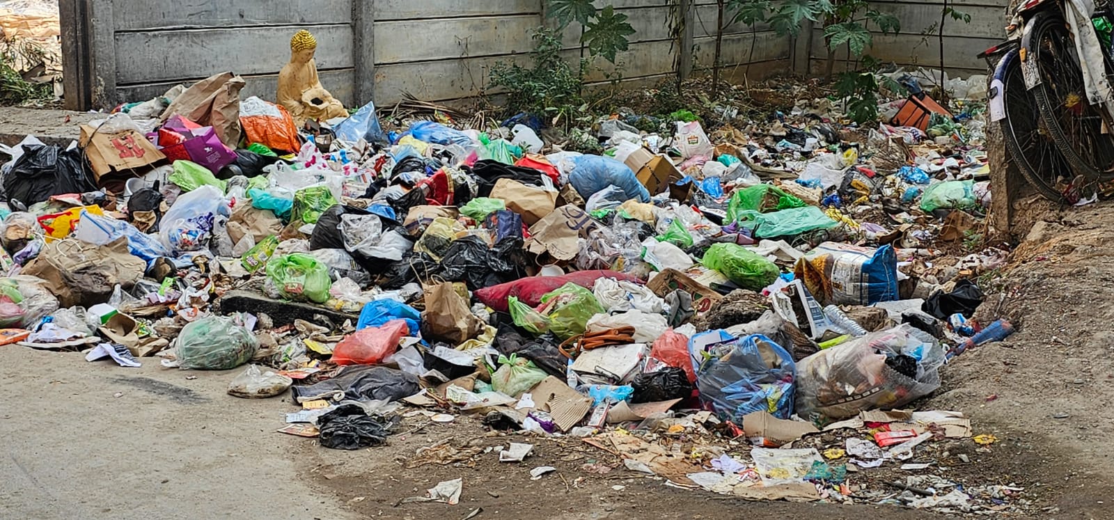 ಹೂಡಿಯ ಮಾರಮ್ಮ ದೇವಸ್ಥಾನದ ಬಳಿ ಕಸ ಸುರಿದಿರುವುದು