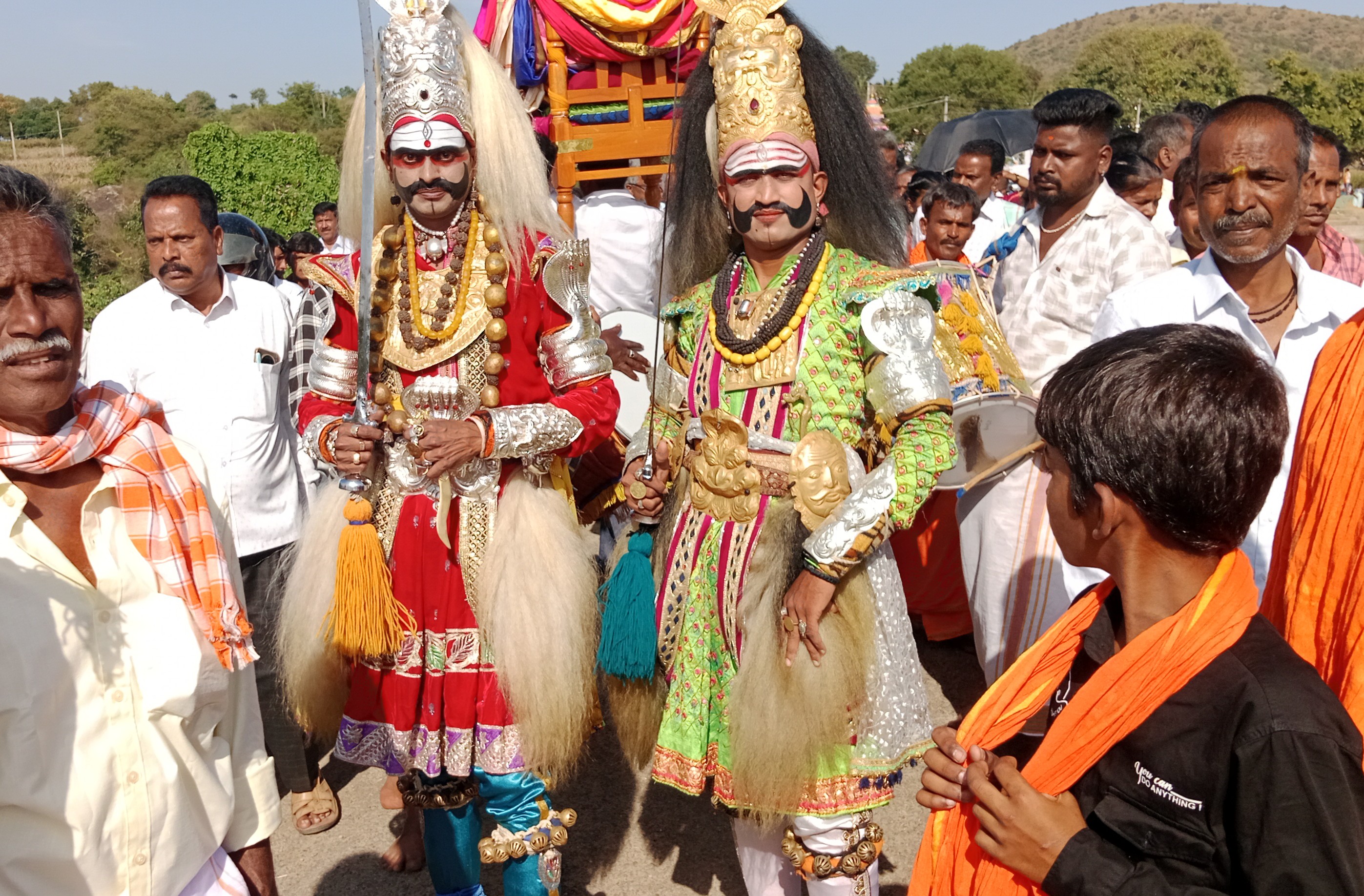 ಹಳೇಬೀಡು ಸಮೀಪದ ಮತಿಘಟ್ಟ ಗ್ರಾಮದಲ್ಲಿ ಸೋಮವಾರ ನಡೆದ ಜಾತ್ರಾ ಮಹೋತ್ಸವದಲ್ಲಿ ಜನರ ಗಮನ ಸೆಳೆದ ತುಮಕೂರು ವೀರಭದ್ರ ಸ್ವಾಮಿ ಕಲಾ ತಂಡದ ಲಿಂಗ ವೀರರ ನೃತ್ಯ.