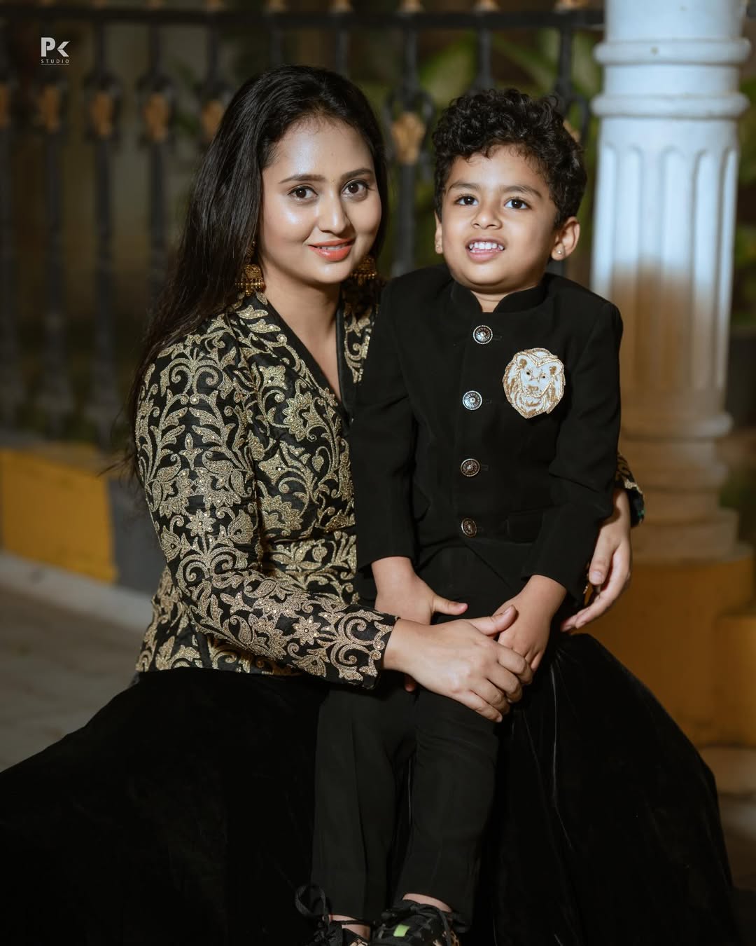 ಇಡೀ ಕುಟುಂಬ ಕಪ್ಪು ಬಣ್ಣದ ಬಟ್ಟೆಯನ್ನು ತೊಟ್ಟು ಫೋಟೊಗೆ ಪೋಸ್ಟ್‌ ಕೊಟ್ಟಿದ್ದಾರೆ‌.