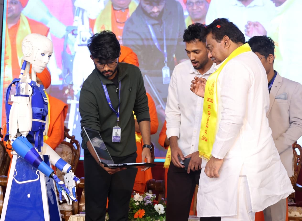 ಬೆಳಗಾವಿಯ ನಾಗನೂರು ರುದ್ರಾಕ್ಷಿ ಮಠದ ‘ಯುವವಿಜ್ಞಾನಿ ಕೇಂದ್ರ (STEAM-H)ದ ವಿದ್ಯಾರ್ಥಿಗಳು ಸಿದ್ಧಪಡಿಸಿದ ರೋಬಾಟ್‌ ಅನ್ನು ಸಚಿವ ಎಂ.ಬಿ. ಪಾಟೀಲ ಕೌತುಕದಿಂದ ವೀಕ್ಷಿಸಿದರು