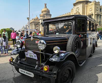 ಬೆಂಗಳೂರಿನ ವಿಧಾನಸೌಧ ಆವರಣದಲ್ಲಿ ನಗರದ ಸಿಟಿ ಪೊಲೀಸ್‌ ಹಾಗೂ ಫೆಡರೇಷನ್‌ ಆಫ್‌ ಹಿಸ್ಟೋರಿಕ್‌ ವೆಹಿಕಲ್ಸ್‌ ಆಫ್‌ ಇಂಡಿಯಾ ಸಹಯೋಗದಲ್ಲಿ ನಡೆದ ಡ್ರಗ್ಸ್‌ ಮುಕ್ತ ಕರ್ನಾಟಕ್ಕಾಗಿ ವಿಂಟೇಜ್‌ ಕಾರು ರ್‍ಯಾಲಿ
