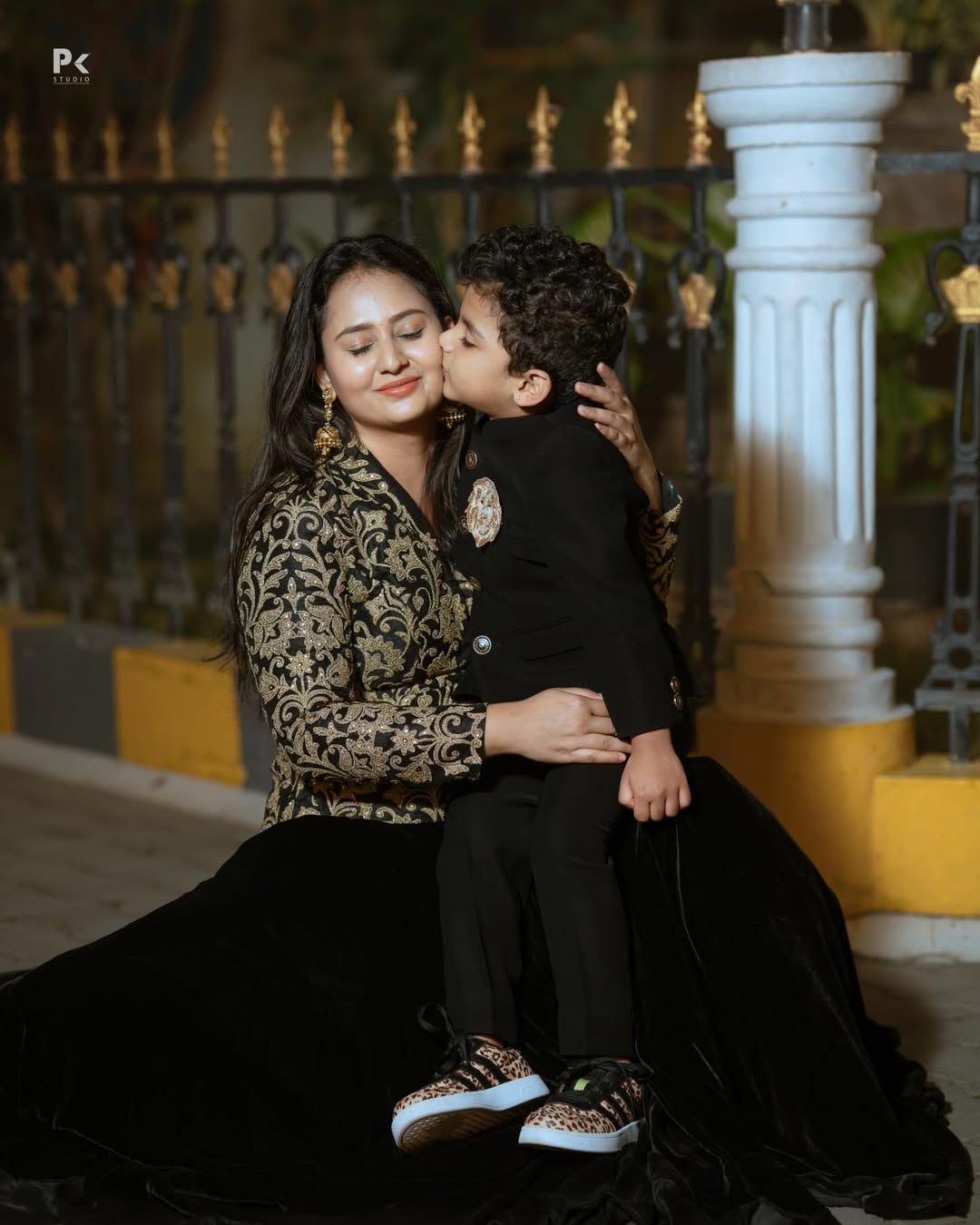 ಪತಿ ಹಾಗೂ ಇಬ್ಬರು ಮಕ್ಕಳ ಜೊತೆಗೆ ಮಕ್ಕಳಾಗಿ ನಟಿ ಅಮೂಲ್ಯ ಅವರು ಕಾಲಕಳೆಯುತ್ತಿದ್ದಾರೆ.