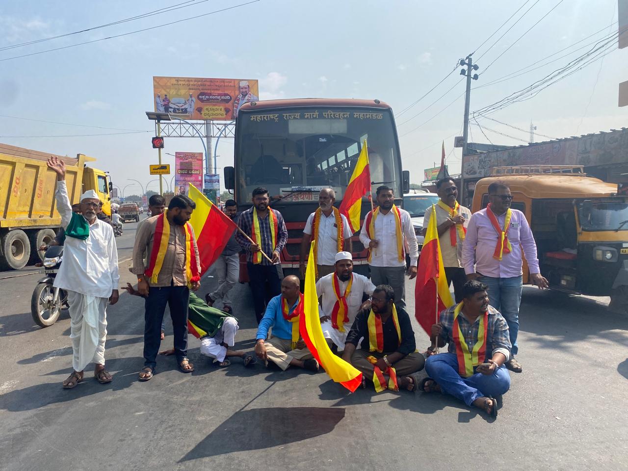 ಅಥಣಿಯಲ್ಲಿ ಮಹಾರಾಷ್ಟ್ರ ರಾಜ್ಯ ರಸ್ತೆ ಸಾರಿಗೆ ಸಂಸ್ಥೆಯ ಬಸ್‌ ಸಂಚಾರವನ್ನು ಕರ್ನಾಟಕ ರಕ್ಷಣಾ ವೇದಿಕೆ(ಶಿವರಾಮೇಗೌಡ ಬಣ) ಕಾರ್ಯಕರ್ತರು ತಡೆದರು 