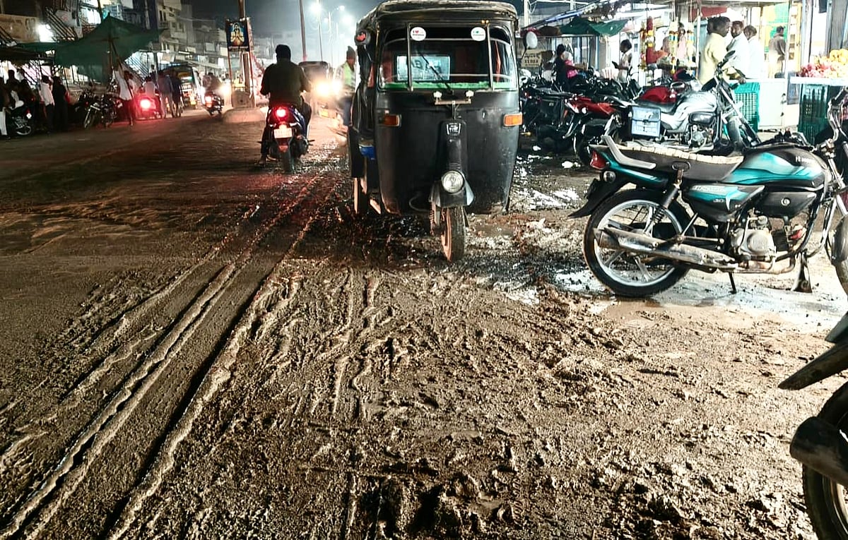 ಕೆಸರು ಗದ್ದೆಯಾದ ಹಟ್ಟಿ ಪಟ್ಟಣದ ಮುಖ್ಯರಸ್ತೆ: ಸಾರ್ವಜನಿಕರ ಪರದಾಟ