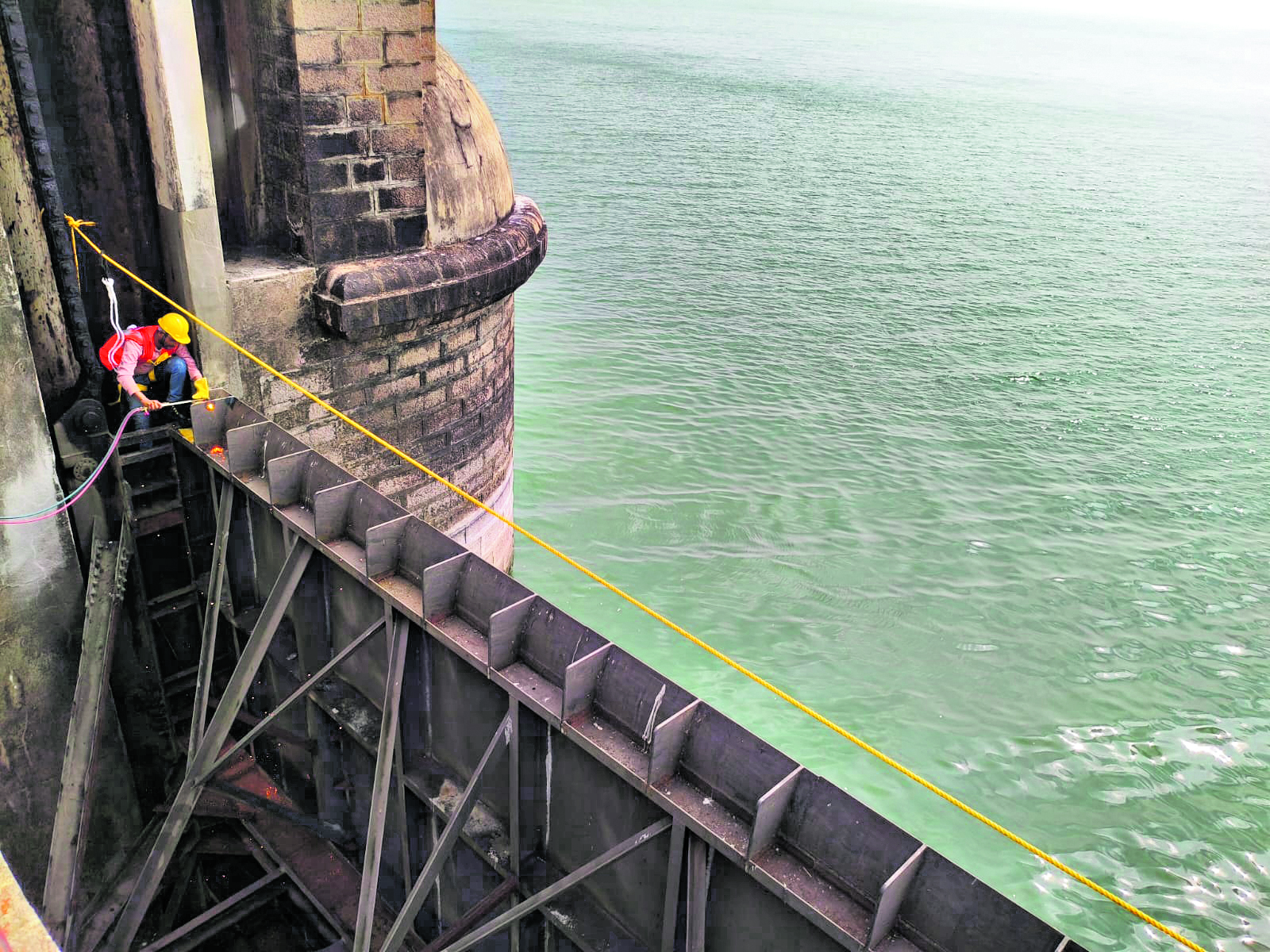 ಜಲಾಶಯದ ಮೇಲ್ಭಾಗದ ಕವಚ ತೆರೆಯುವ ಕೆಲಸದ ಸಾಹಸ