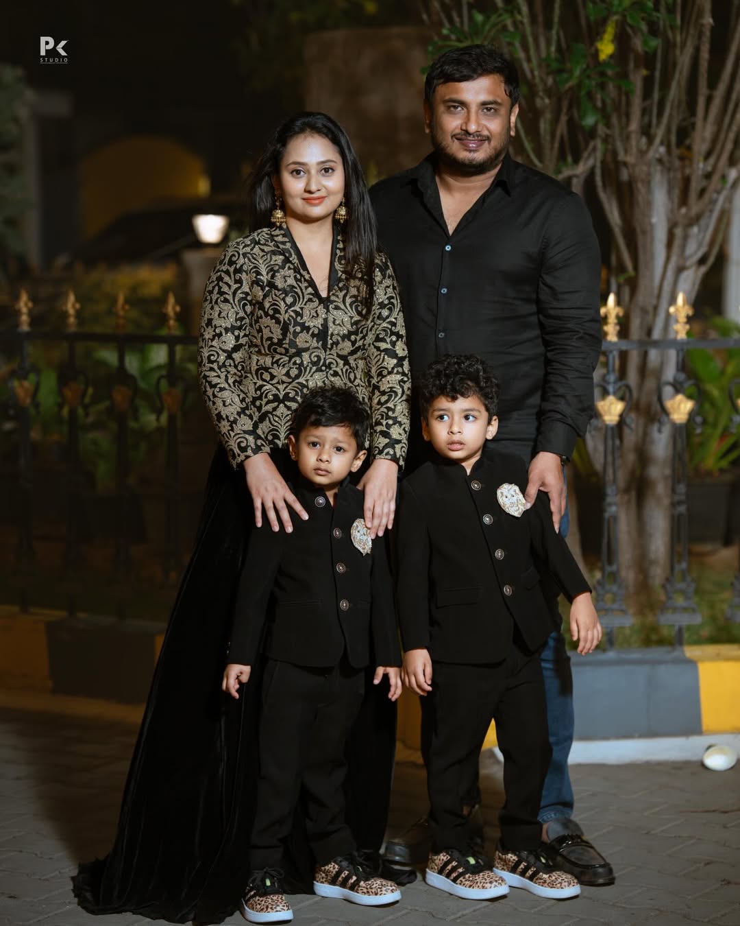 ನಟಿ ಹಂಚಿಕೊಂಡ ಫೋಟೊದಲ್ಲಿ ಪತಿ ಜಗದೀಶ್ ಆರ್. ಚಂದ್ರ, ಮಕ್ಕಳಾದ ಅಥರ್ವ್ ಮತ್ತು ಆಧವ್ ಇದ್ದಾರೆ.