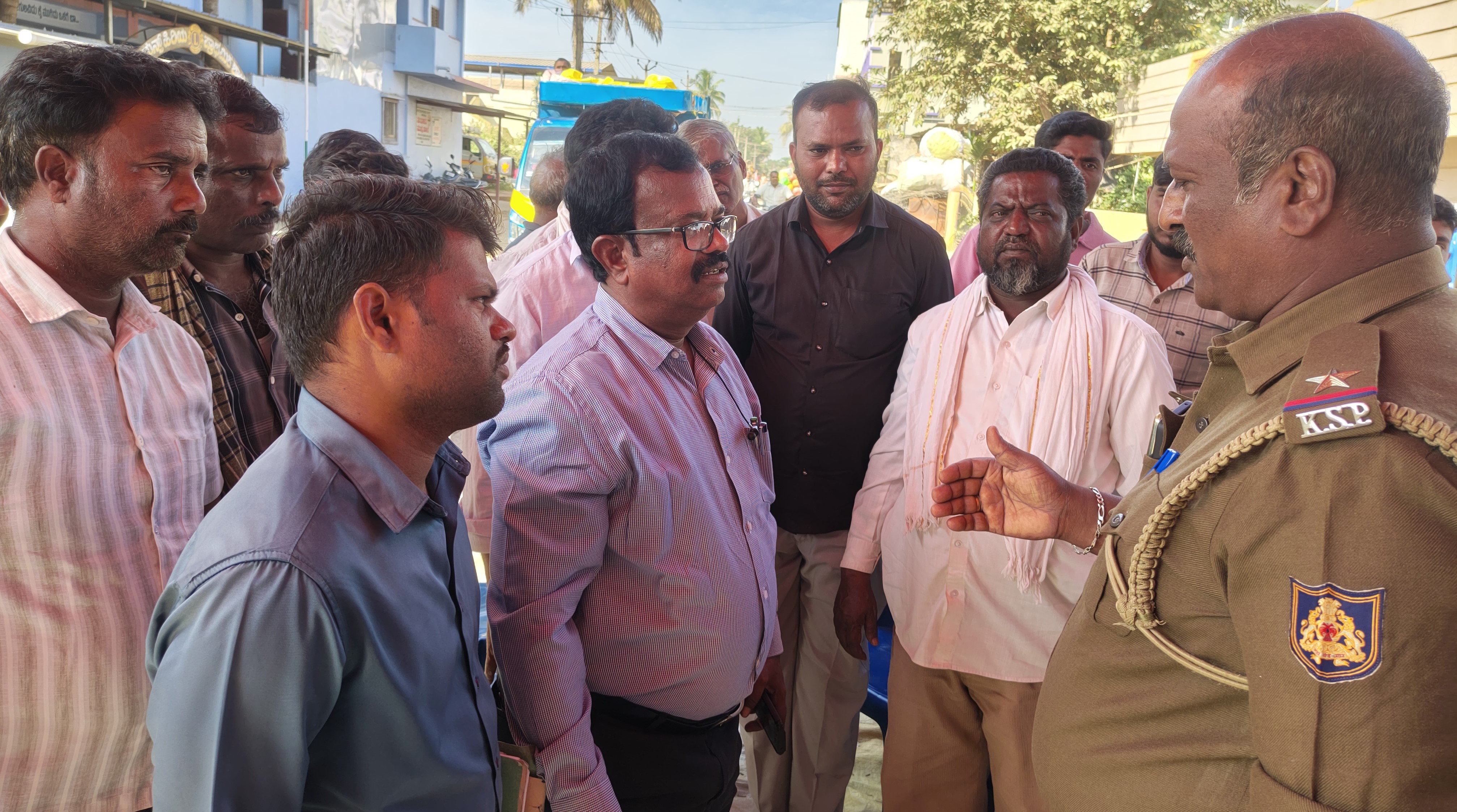 ಎಇಇ ಮರಿಸ್ವಾಮಿ ಅವರೊಟ್ಟಿಗೆ ಎಎಸೈ ಶ್ರೀನಿವಾಸ್ ಕಾನೂನು ಸುವ್ಯವಸ್ಥೆ ಕುರಿತು ಚರ್ಚಿಸಿದರು.