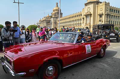 ಬೆಂಗಳೂರಿನ ವಿಧಾನಸೌಧ ಆವರಣದಲ್ಲಿ ನಗರದ ಸಿಟಿ ಪೊಲೀಸ್‌ ಹಾಗೂ ಫೆಡರೇಷನ್‌ ಆಫ್‌ ಹಿಸ್ಟೋರಿಕ್‌ ವೆಹಿಕಲ್ಸ್‌ ಆಫ್‌ ಇಂಡಿಯಾ ಸಹಯೋಗದಲ್ಲಿ ನಡೆದ ಡ್ರಗ್ಸ್‌ ಮುಕ್ತ ಕರ್ನಾಟಕ್ಕಾಗಿ ವಿಂಟೇಜ್‌ ಕಾರು ರ್‍ಯಾಲಿ