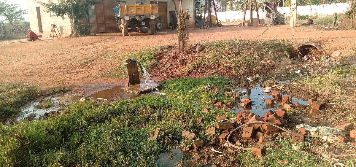 ಗುತ್ತಲ | ತುಂಗಭದ್ರಾ ನದಿ ನೀರಿನ ಪೈಪ್‌ಲೈನ್ ಸಮಸ್ಯೆ: ಕುಡಿಯುವ ನೀರು ಚರಂಡಿ ಪಾಲು