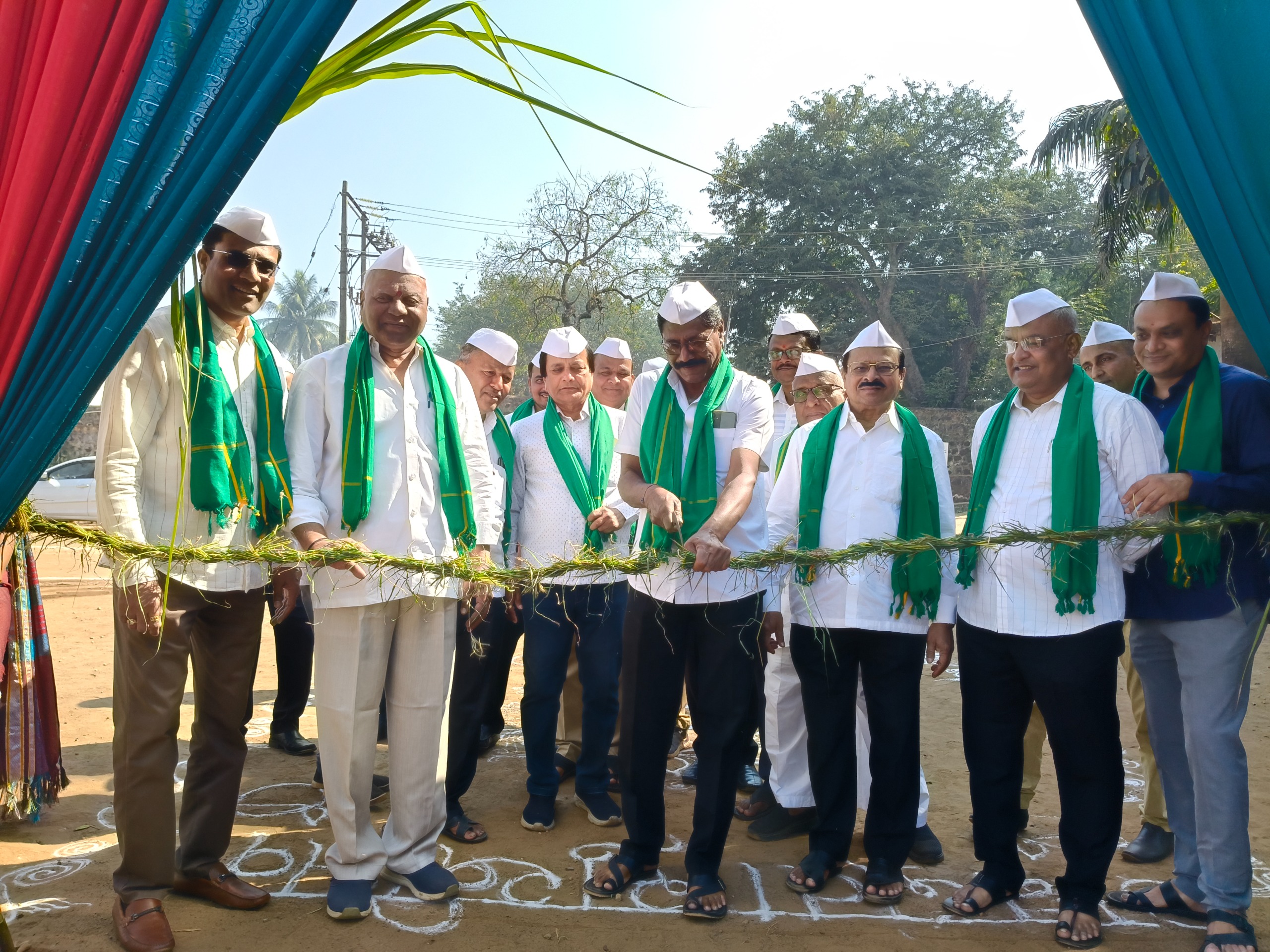 ವಿಎಸ್‌ಎಂದ ಜಿ.ಐ. ಬಾಗೇವಾಡಿ ಸಂಯುಕ್ತ ಪದವಿಪೂರ್ವ ಮಹಾವಿದ್ಯಾಲಯ (ಪ್ರೌಢಶಾಲಾ ವಿಭಾಗ)ದಲ್ಲಿ ಆಯೋಜಿಸಿದ ಕೃಷಿ ಉತ್ಸವವನ್ನು ಚೇರಮನ್ ಚಂದ್ರಕಾಂತ ಕೋಠಿವಾಲೆ ಮತ್ತು ನಿರ್ದೇಶಕ ಆನಂದ ಗಿಂಡೆ ಉದ್ಘಾಟಿಸಿದರು. ಪಪ್ಪು ಪಾಟೀಲ ಸಮೀರ ಬಾಗೇವಾಡಿ ಹರಿಶ್ಚಂದ್ರ ಶಾಂಡಗೆ ಮತ್ತಿತರರು ಇದ್ದಾರೆ.