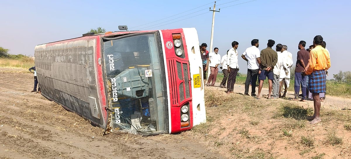 ದೇವದುರ್ಗ | ಕೆಕೆಆರ್‌ಟಿಸಿ ಬಸ್ ಅಪಘಾತ: ನಿರ್ವಾಹಕ ಸಾವು, 22 ಮಂದಿಗೆ ಗಾಯ