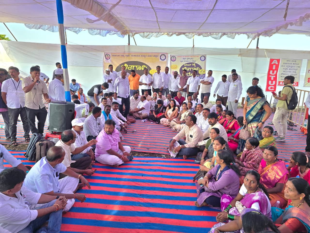 ಬೆಳಗಾವಿಯ ಸುವರ್ಣ ವಿಧಾನಸೌಧ ಬಳಿ ಇರುವ ವೇದಿಕೆಯಲ್ಲಿ ಕರ್ನಾಟಕ ರಾಜ್ಯ ಗ್ರಾಮ ಪಂಚಾಯಿತಿ ಸದಸ್ಯರ ಮಹಾ ಒಕ್ಕೂಟದವರು ಪ್ರತಿಭಟನೆ ಮಾಡಿದರು