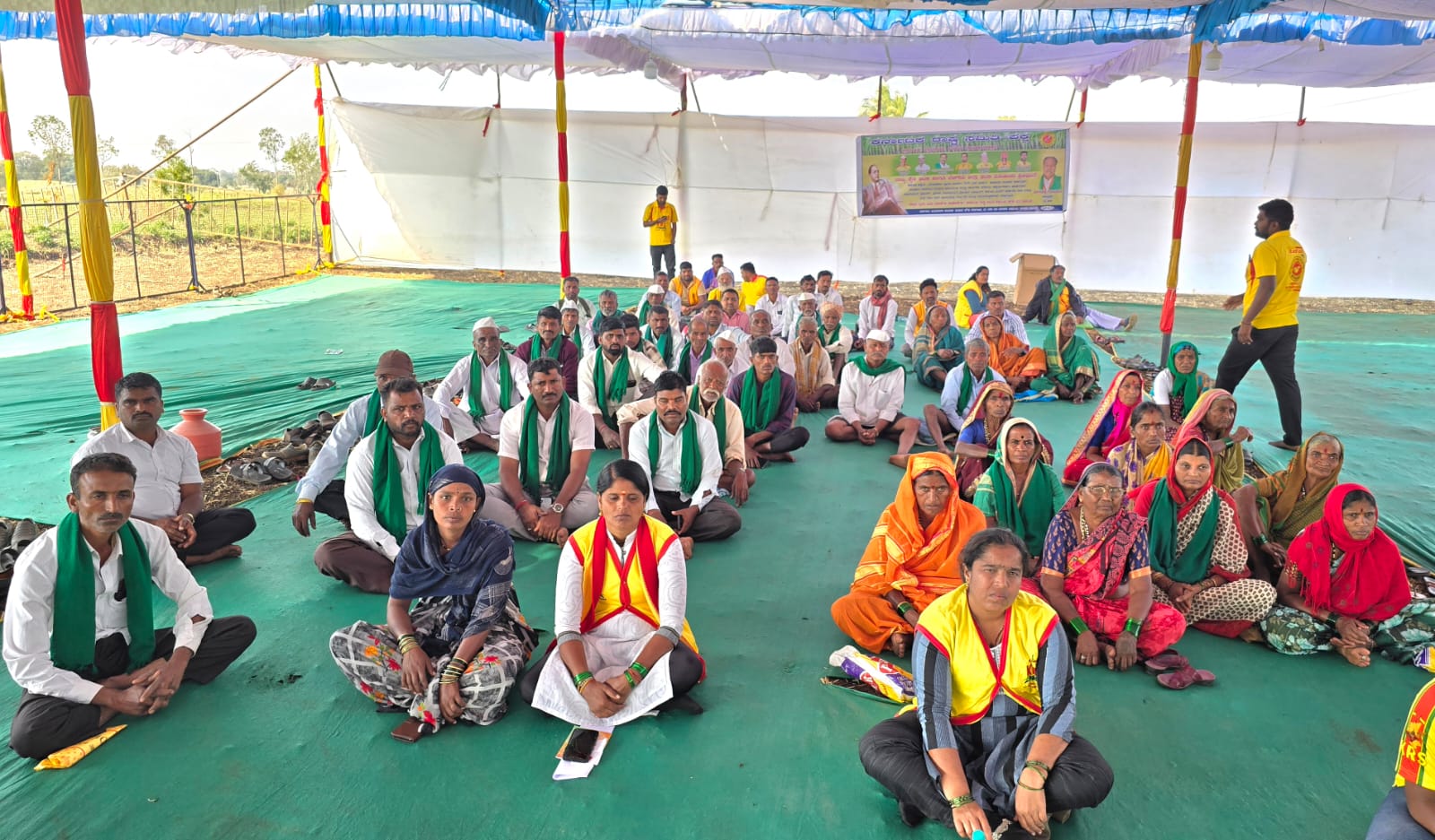 ಸುವರ್ಣ ವಿಧಾನಸೌಧ ಬಳಿಯ ವೇದಿಕೆಯಲ್ಲಿ ಕರ್ನಾಟಕ ರಾಷ್ಟ್ರ ಸಮಿತಿ ಪಕ್ಷದವರು ಪ್ರತಿಭಟನೆ ನಡೆಸಿದರು